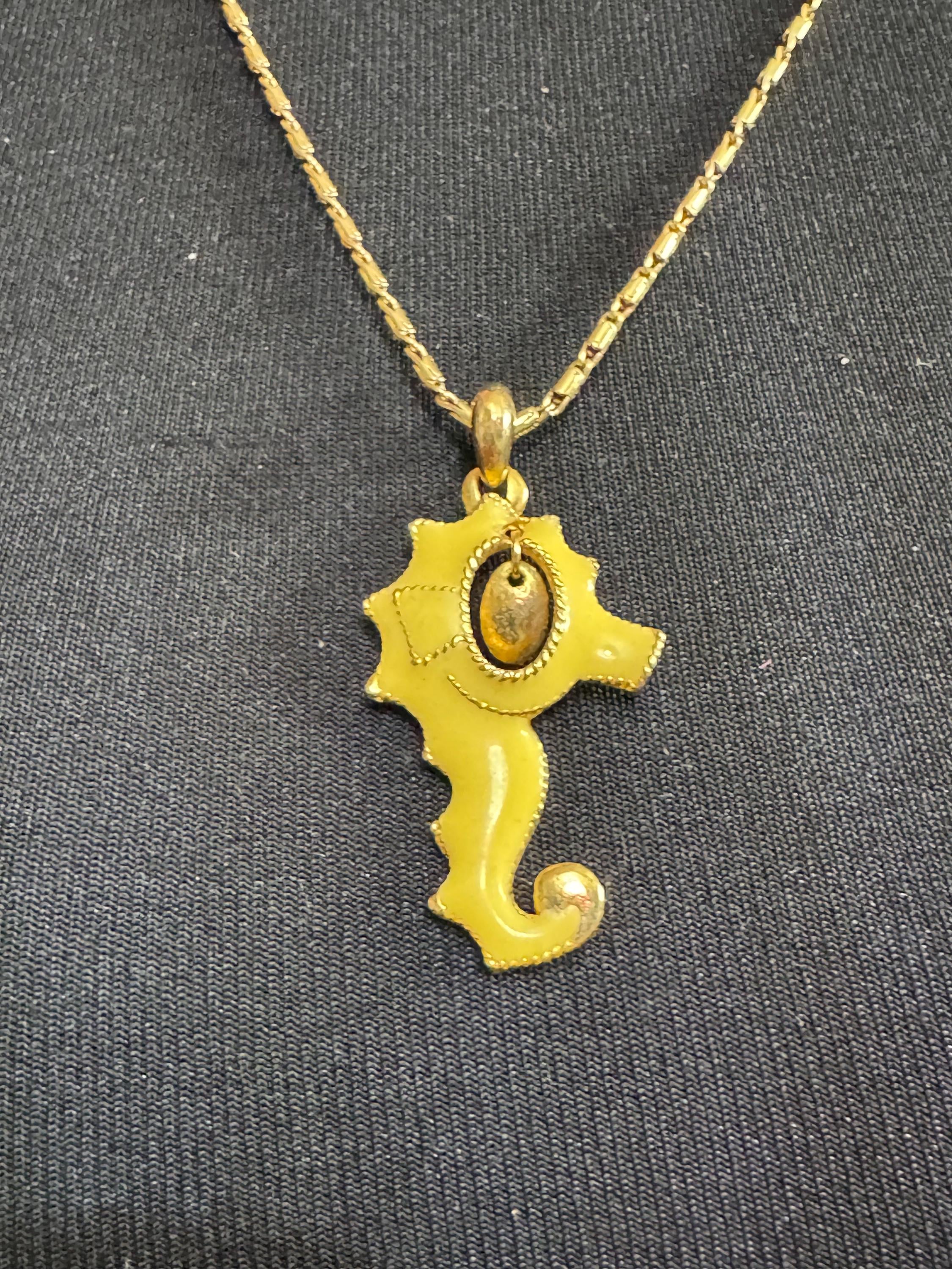 Vintage gold tone yellow enamel 5cm seahorse pendant on 60cm chain necklace