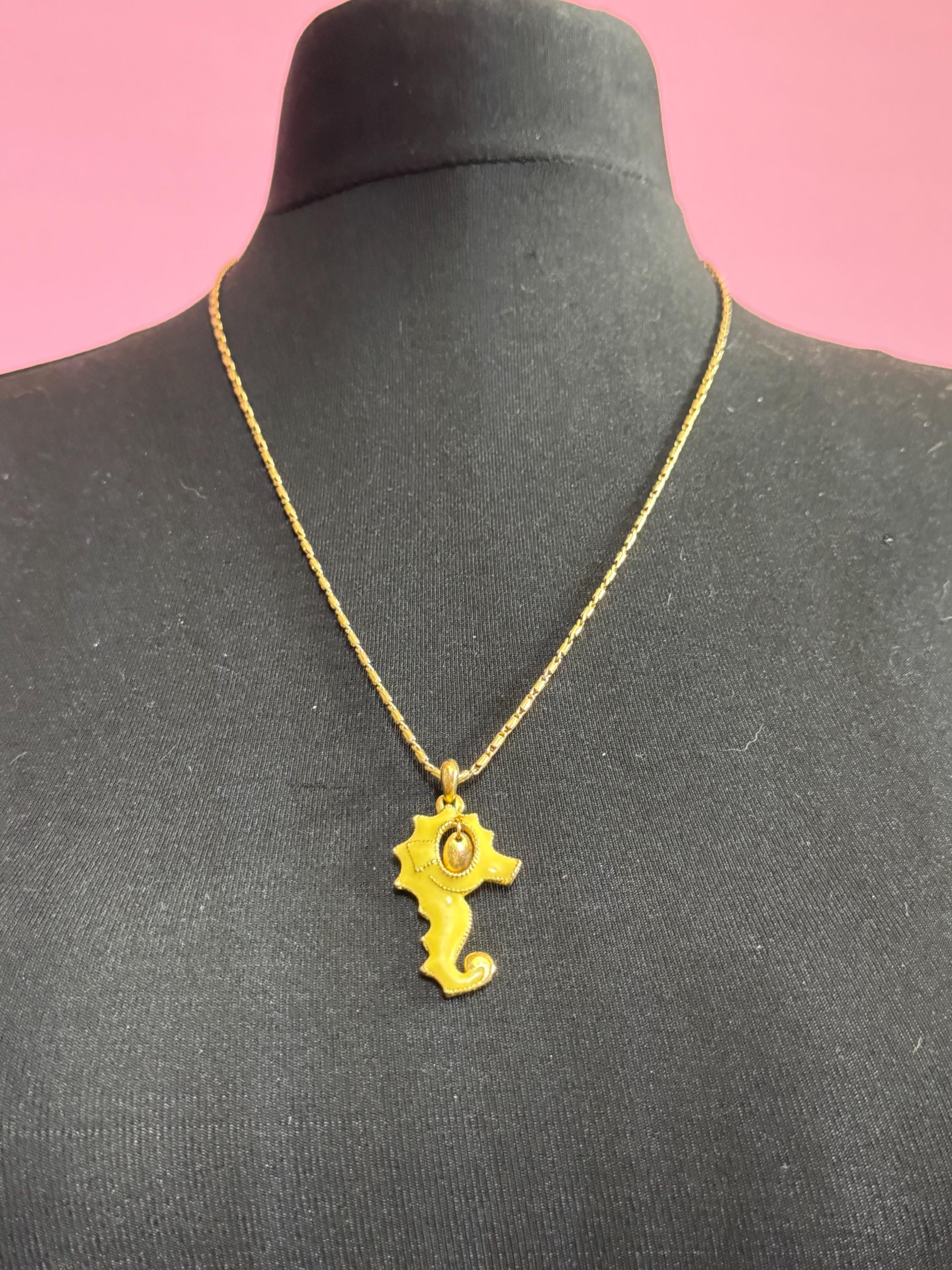 Vintage gold tone yellow enamel 5cm seahorse pendant on 60cm chain necklace