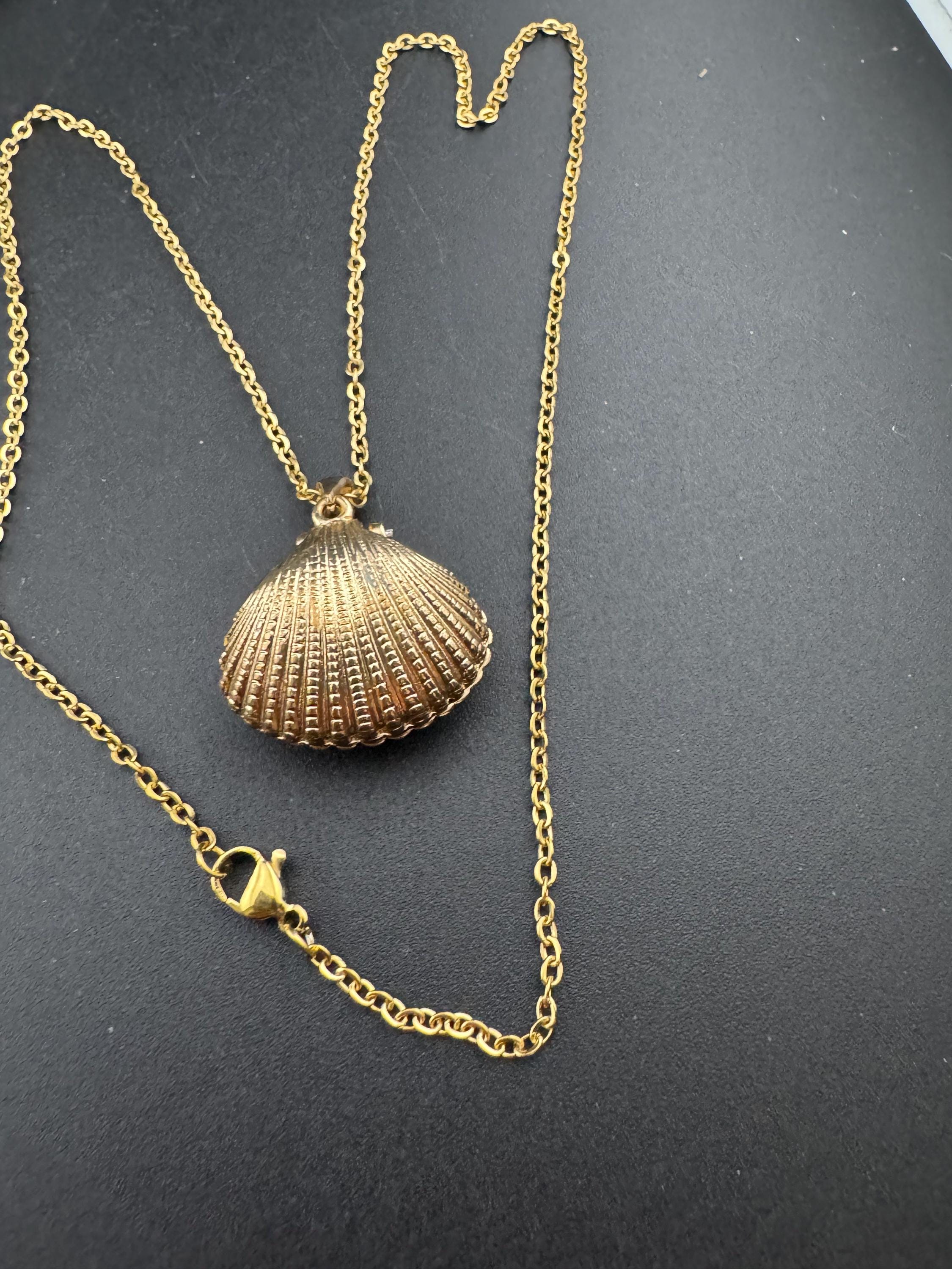 Retro gold tone nautical diamanté sea shell with outer faux pearl pendant necklace