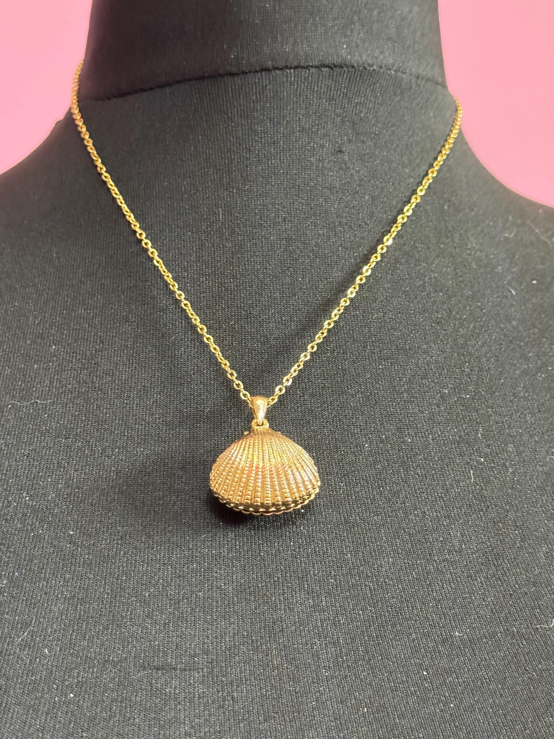 Retro gold tone nautical diamanté sea shell with outer faux pearl pendant necklace