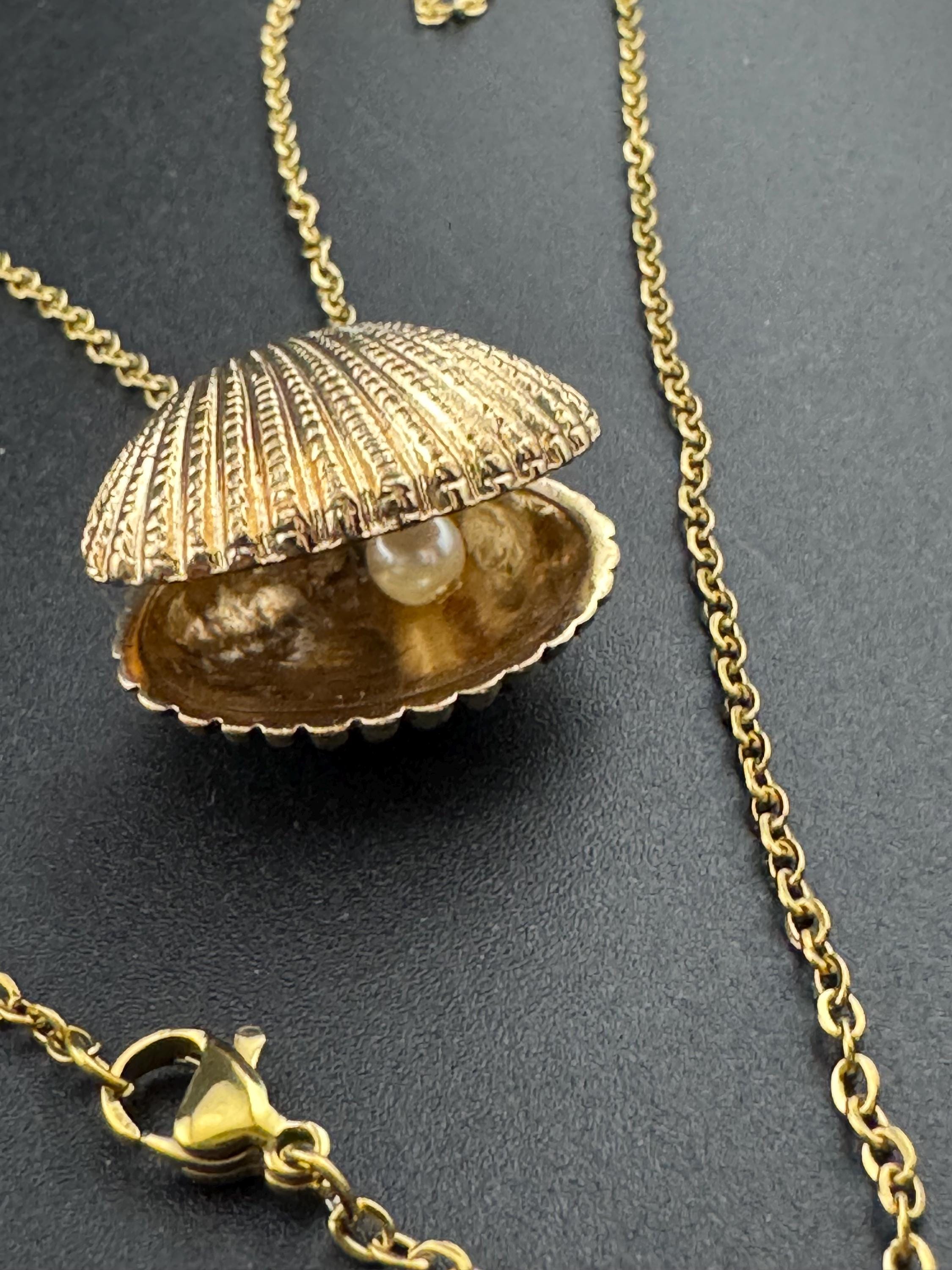 Retro gold tone nautical diamanté sea shell with outer faux pearl pendant necklace
