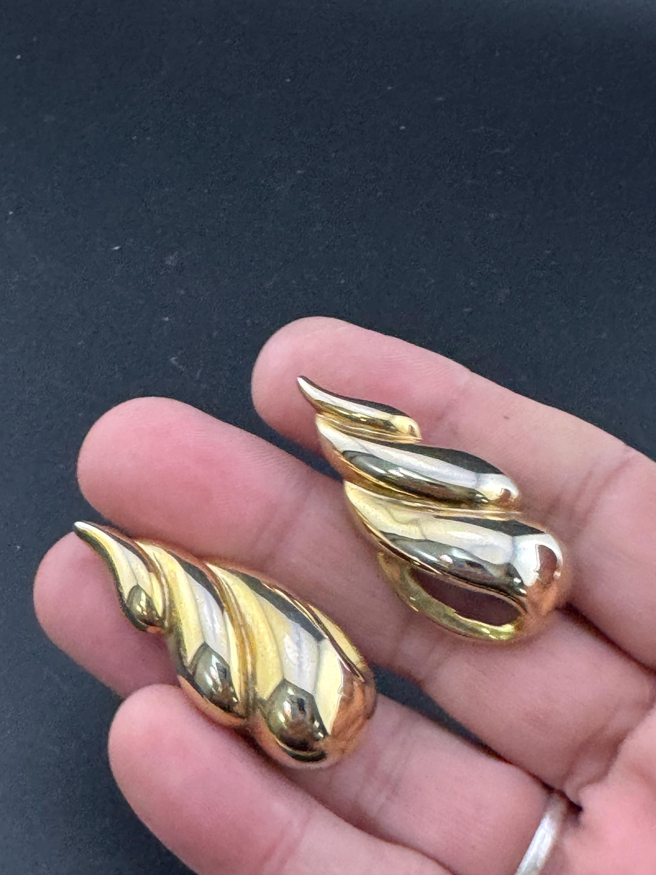 Vintage 1980s large gold tone tone abstract cinch nautical seashell clip on earrings studs
