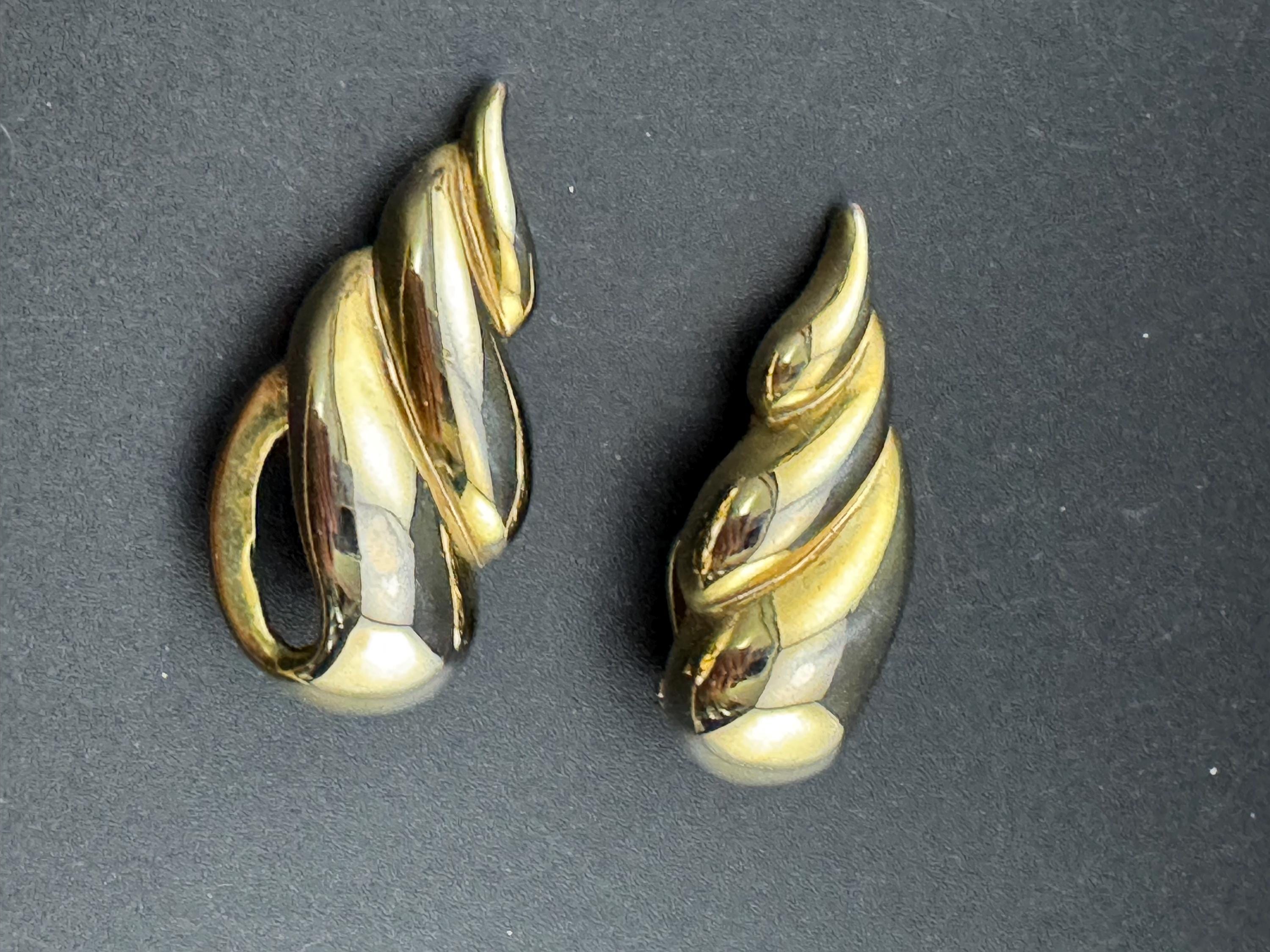 Vintage 1980s large gold tone tone abstract cinch nautical seashell clip on earrings studs