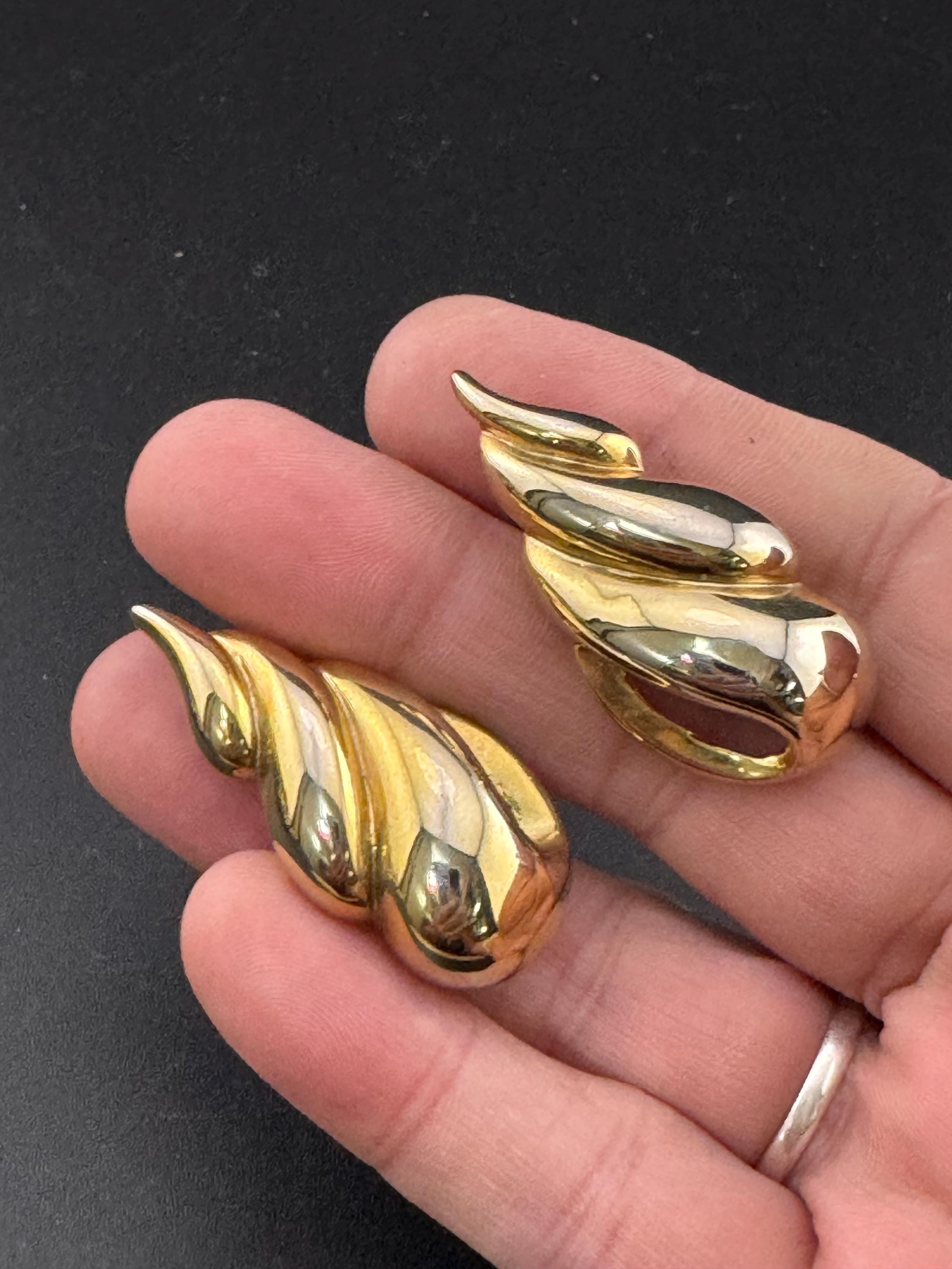 Vintage 1980s large gold tone tone abstract cinch nautical seashell clip on earrings studs