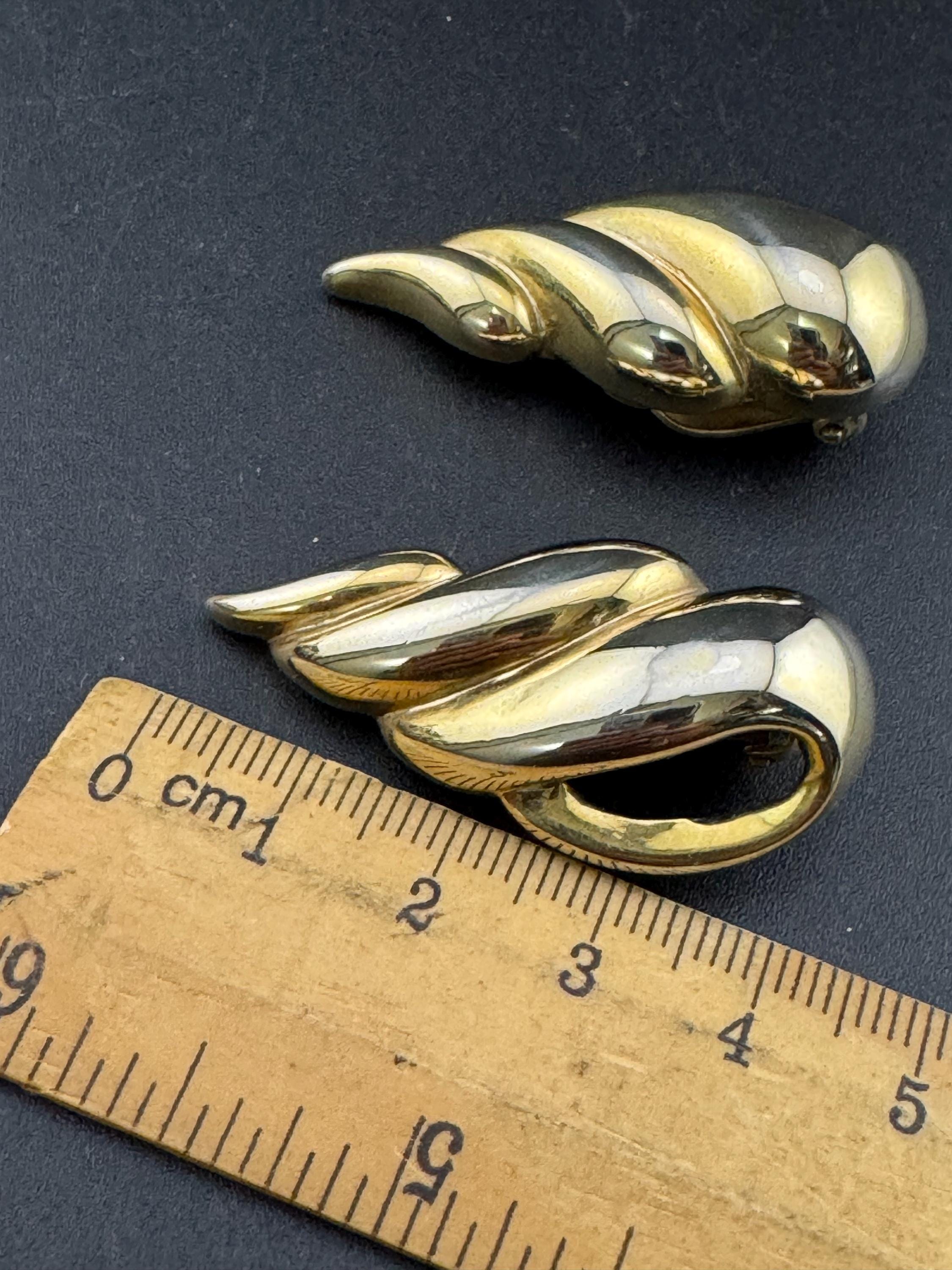 Vintage 1980s large gold tone tone abstract cinch nautical seashell clip on earrings studs