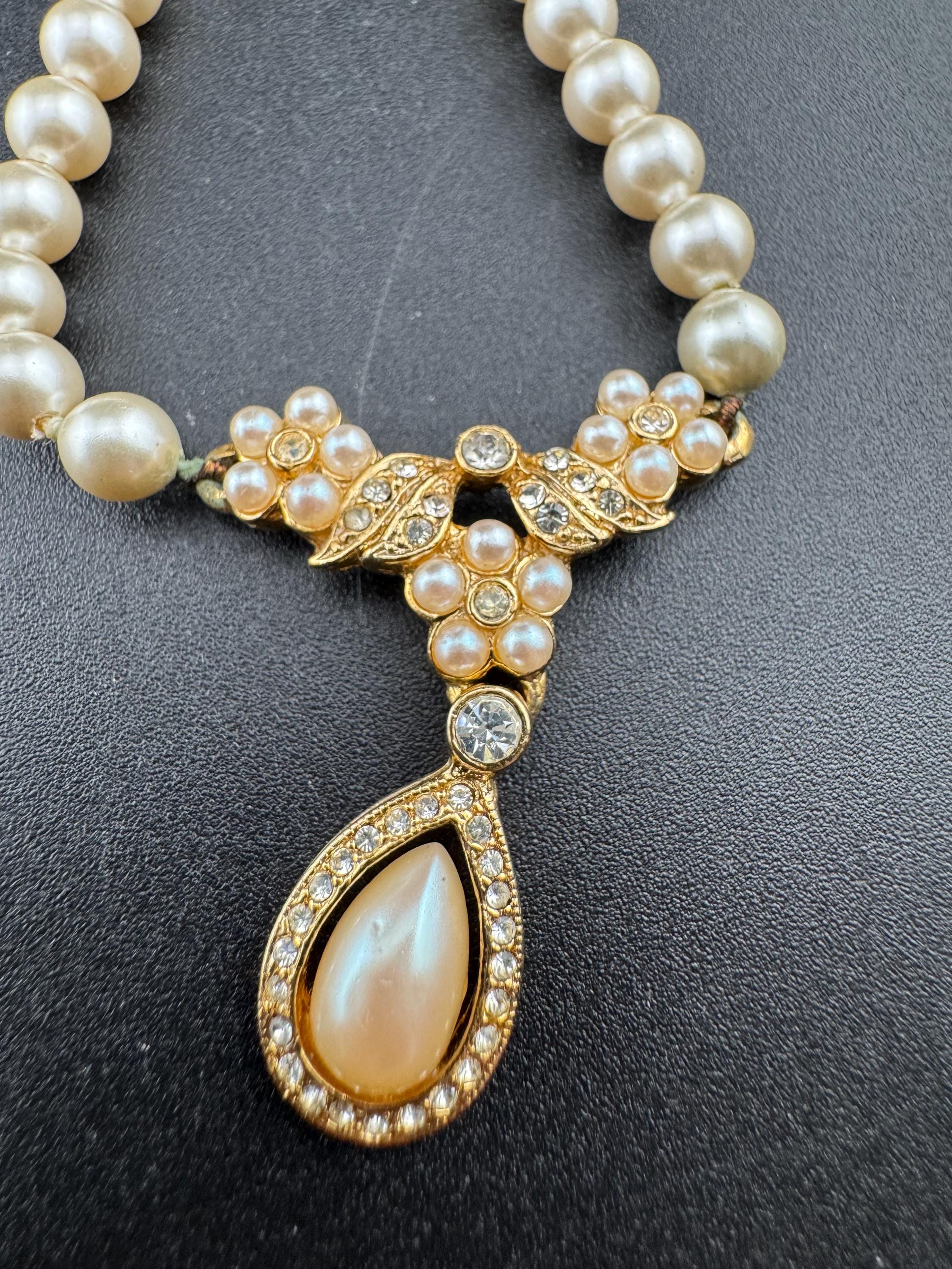 Signed Rosita cream glass pearl necklace with teardrop pendant, single strand row of pearls gold tone