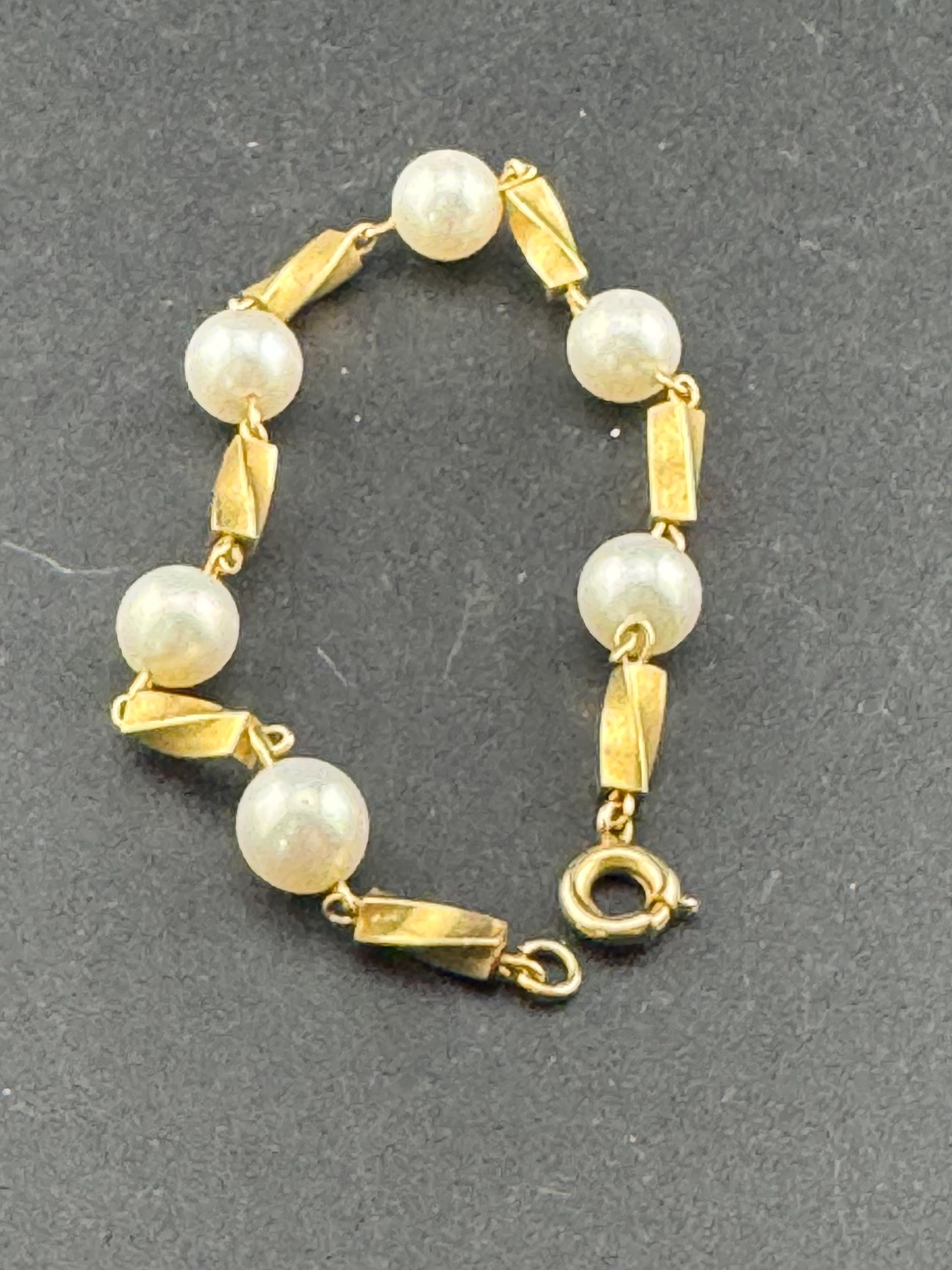 Retro 1980s Faux Pearl single Strand beaded bracelet gold tone spring ring clasp