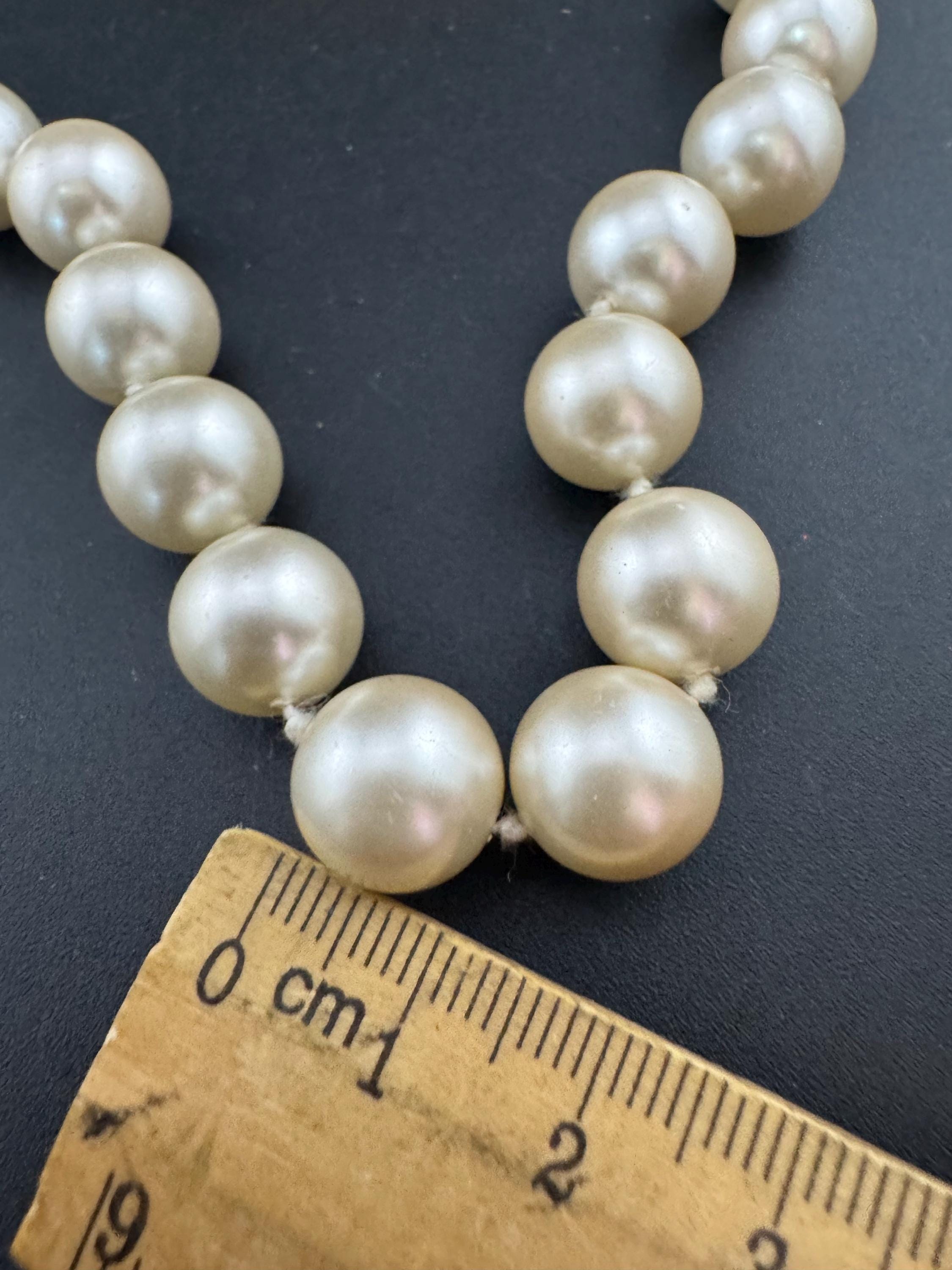 Signed bijoux Cassio Italian high end vintage gold tone choker necklace with large faux pearls