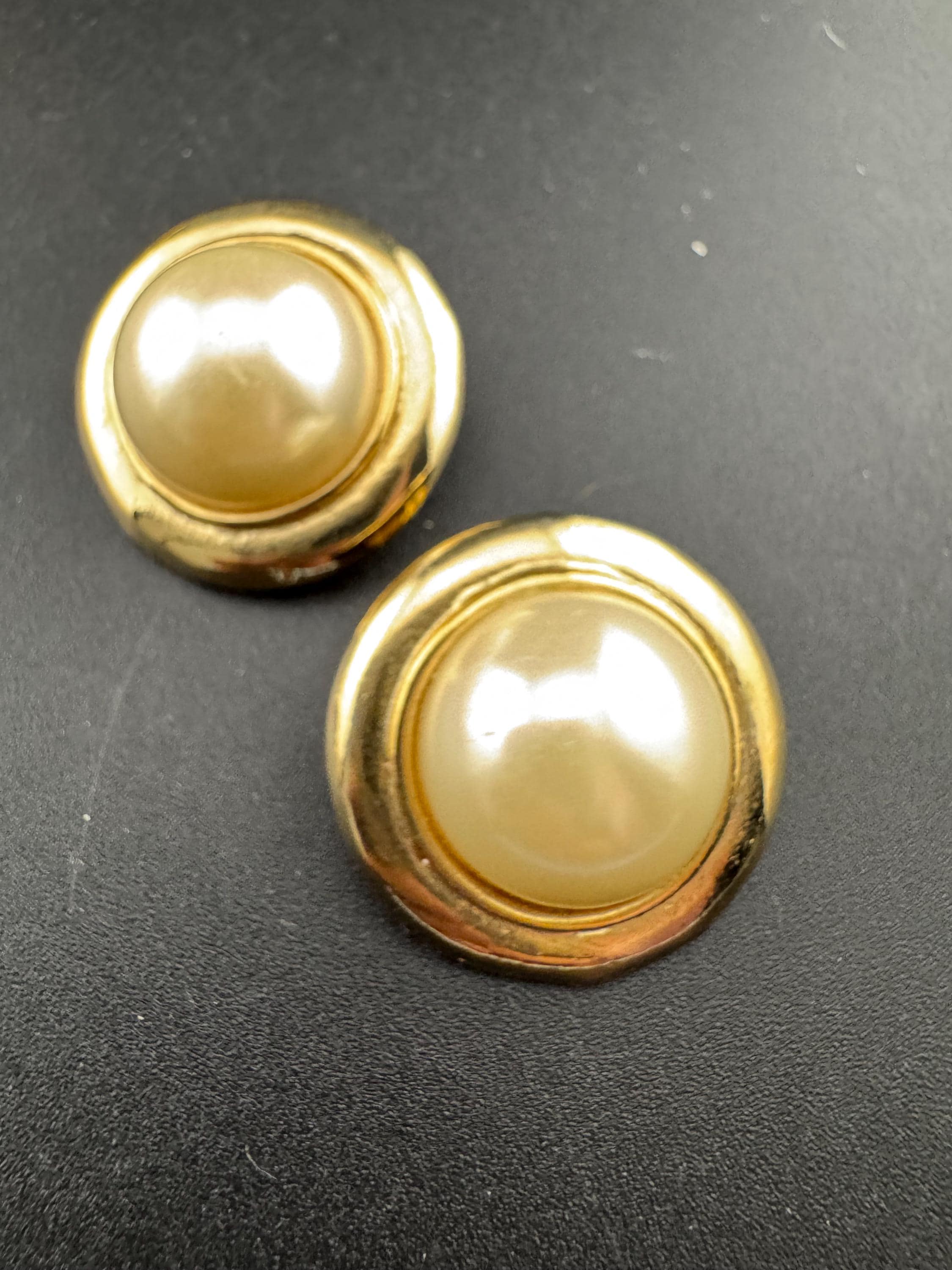 Vintage gold tone 3cm domed clip on earrings faux cream pearl cabochon 1980s
