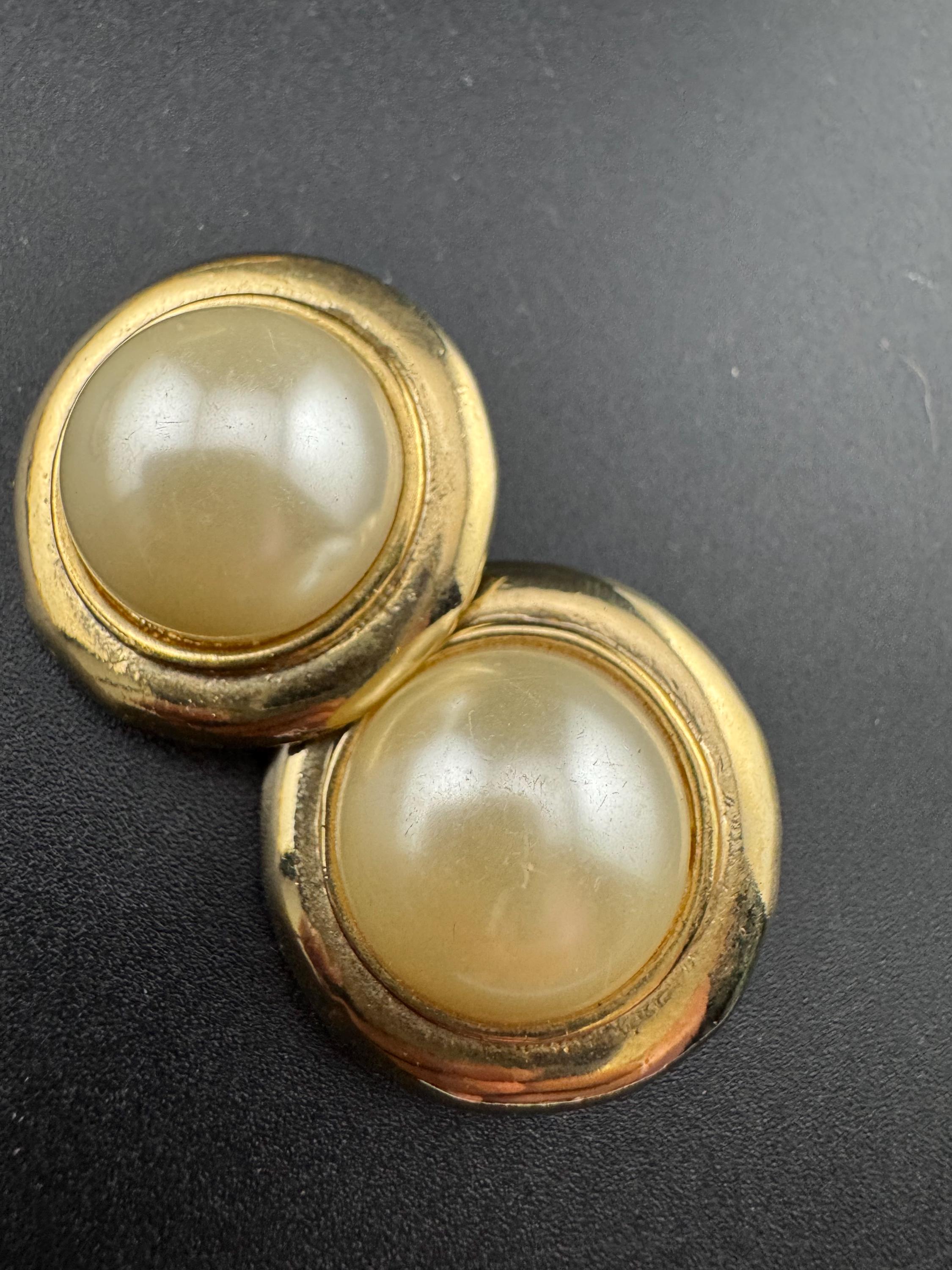 Vintage gold tone 3cm domed clip on earrings faux cream pearl cabochon 1980s