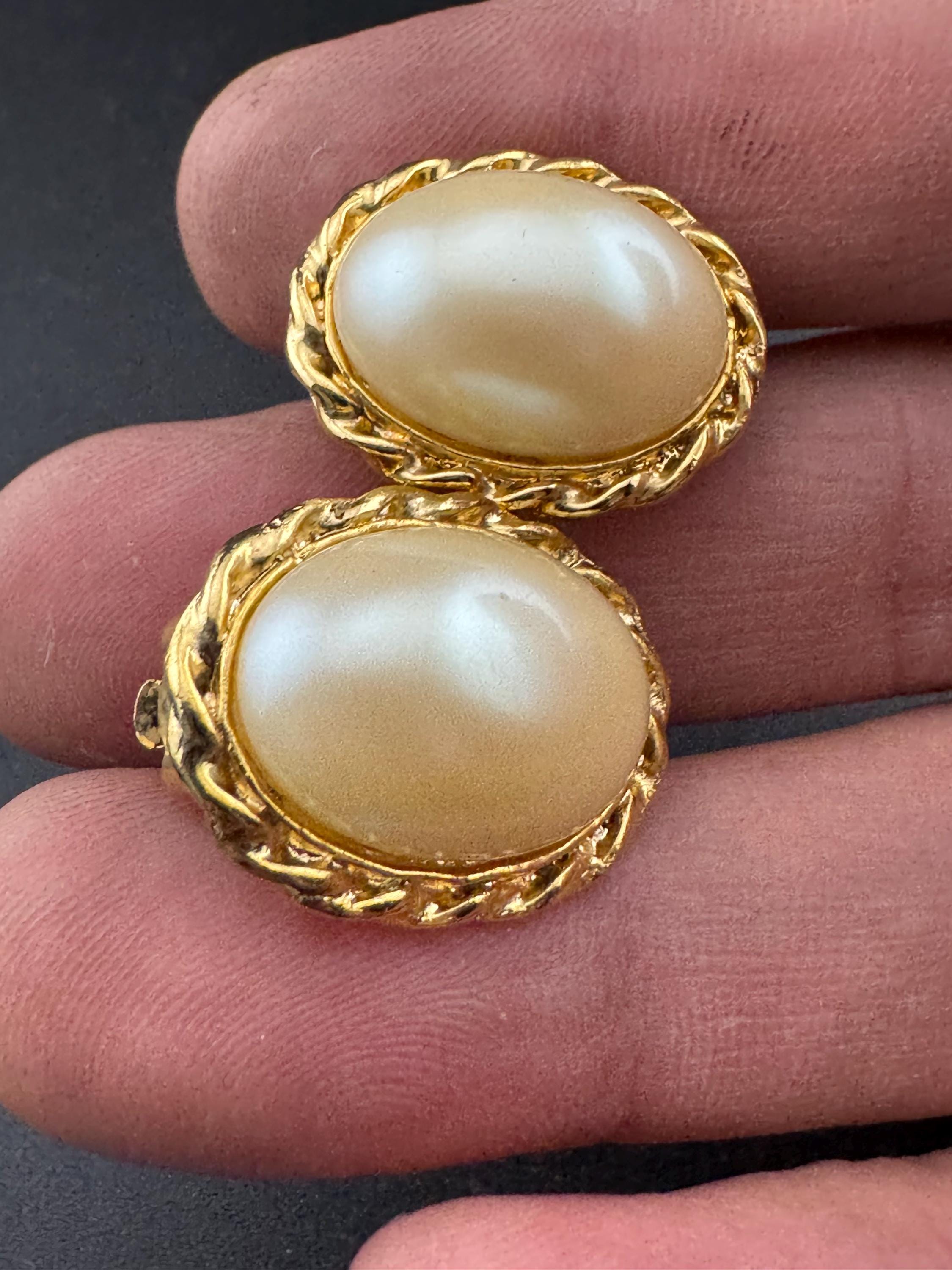 Vintage oval faux Pearl cabochon gold tone clip on earrings 2cm