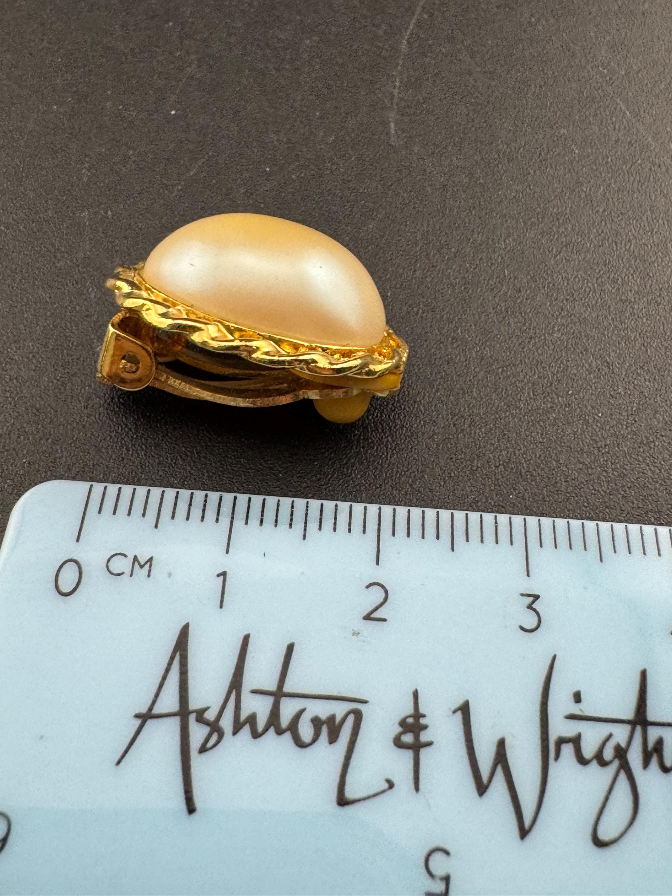 Vintage oval faux Pearl cabochon gold tone clip on earrings 2cm