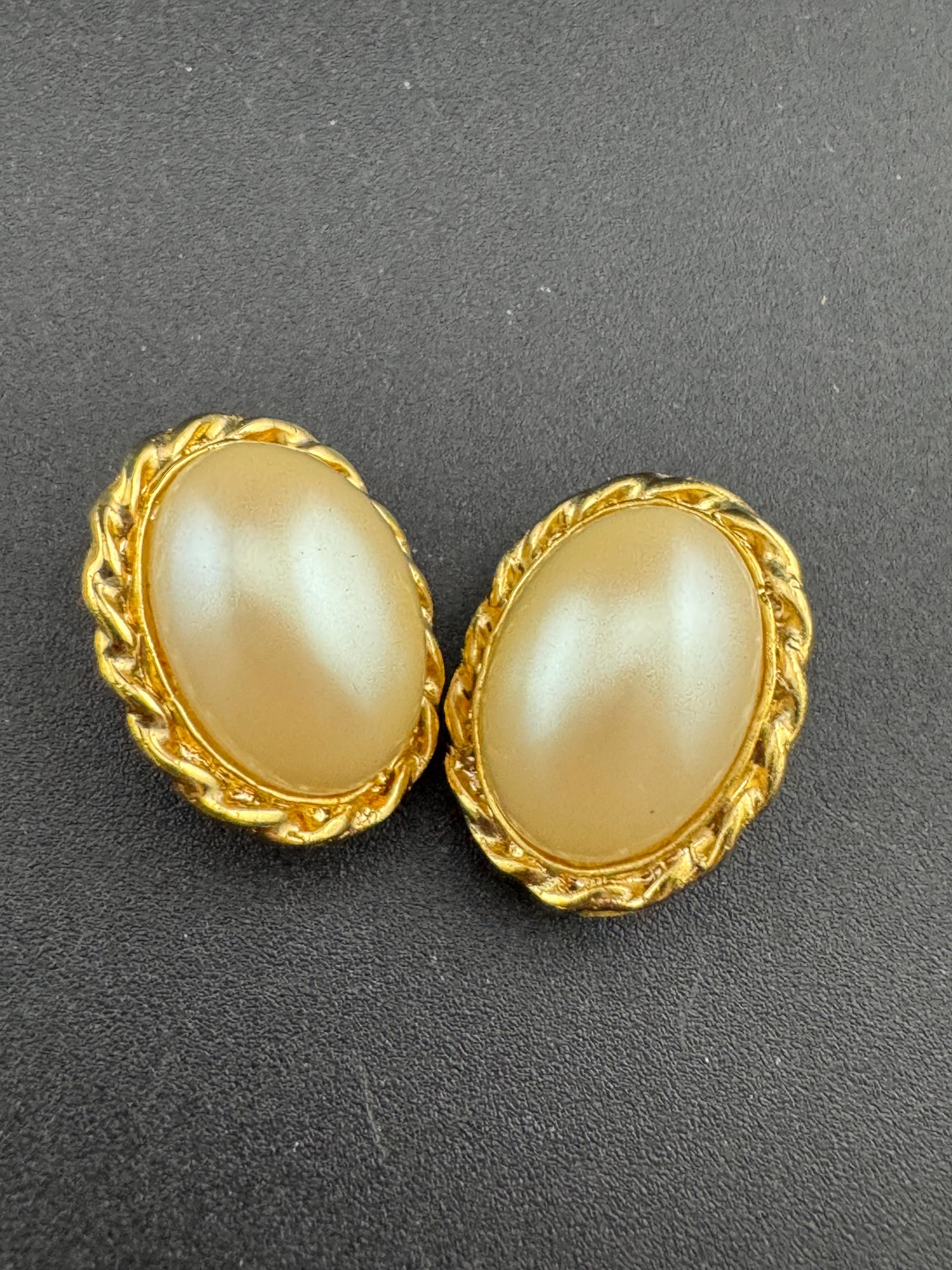 Vintage oval faux Pearl cabochon gold tone clip on earrings 2cm