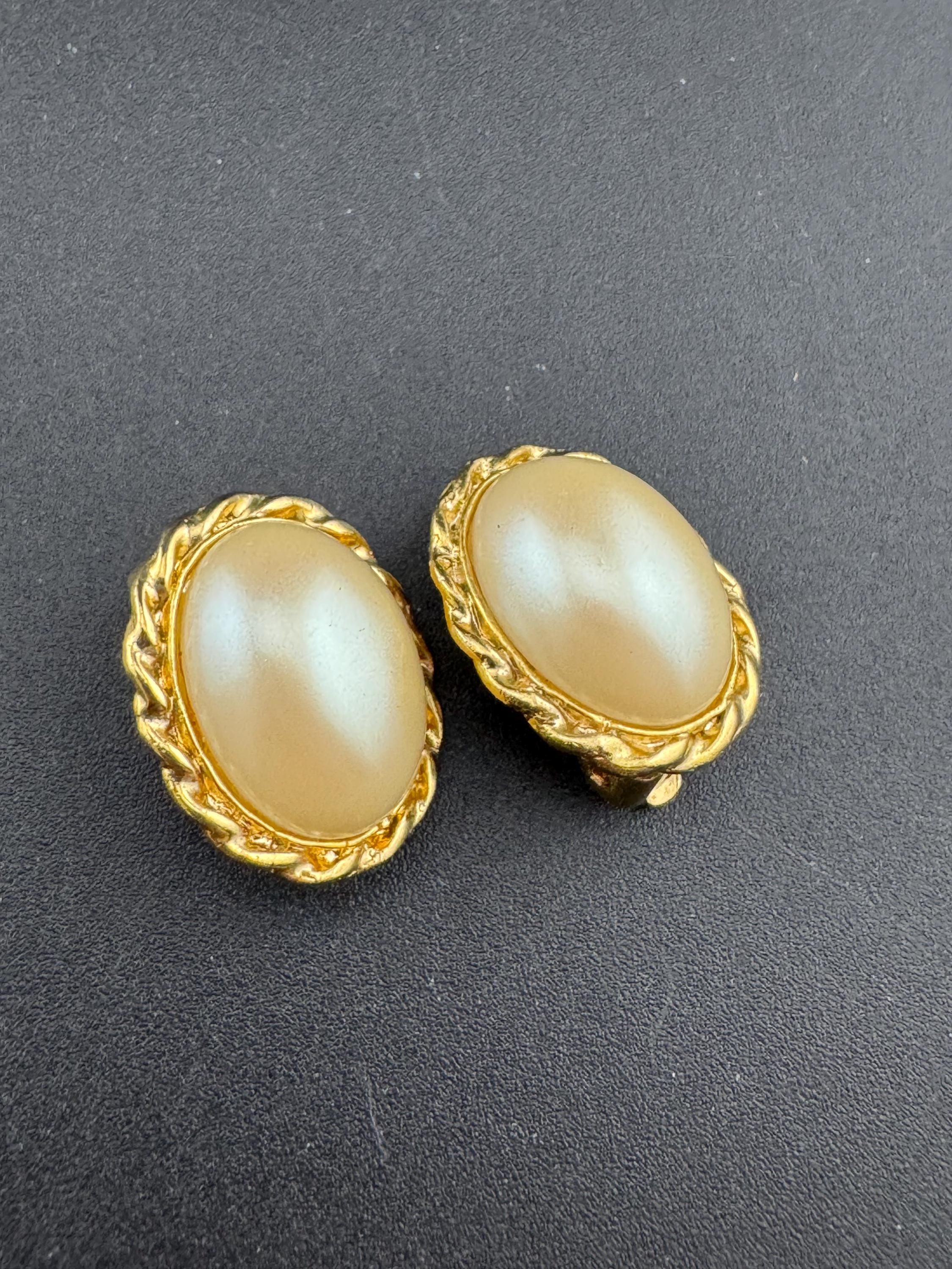 Vintage oval faux Pearl cabochon gold tone clip on earrings 2cm