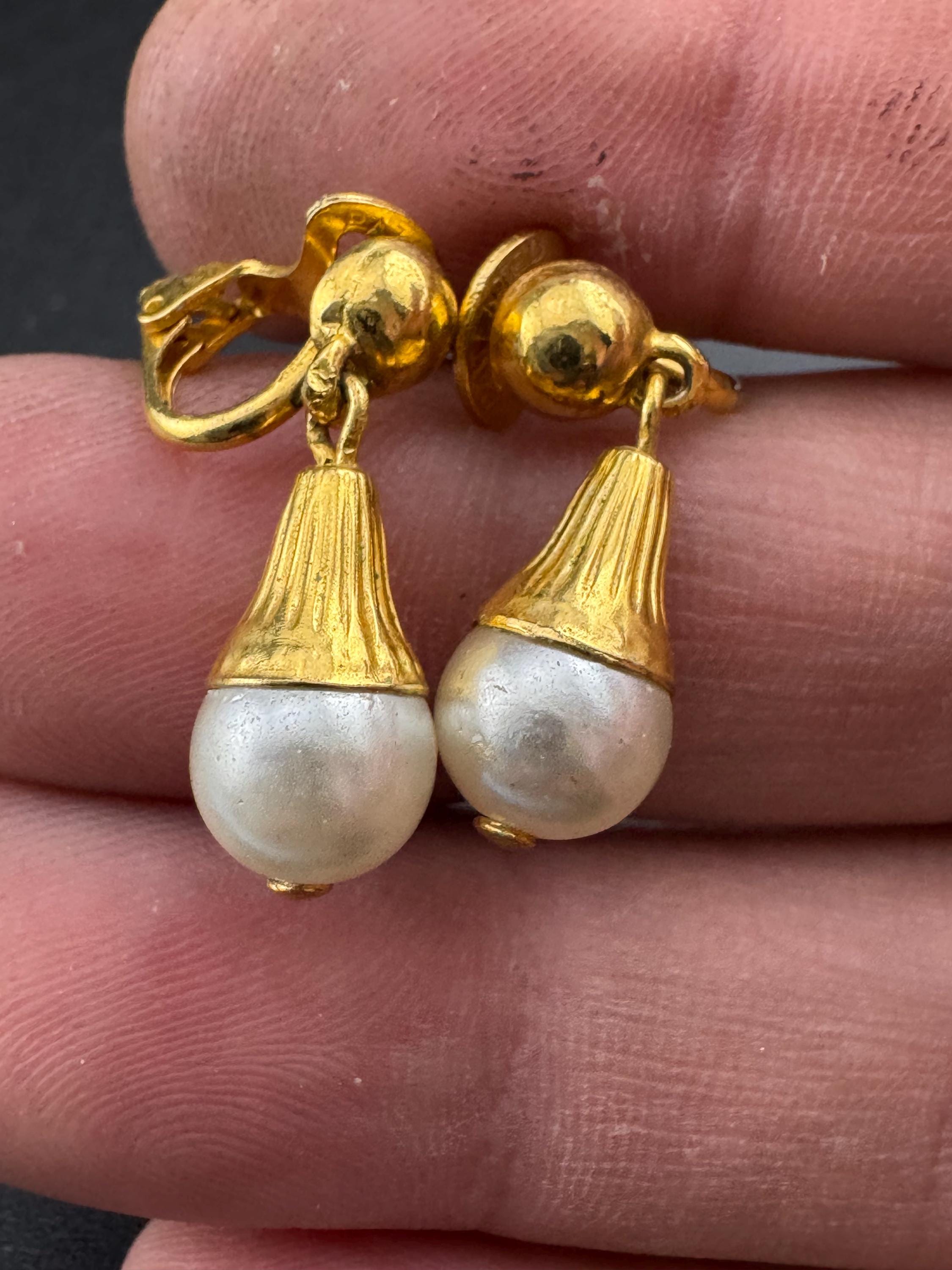 vintage gold tone cream faux pearl round ball drop earrings Clip on 2cm