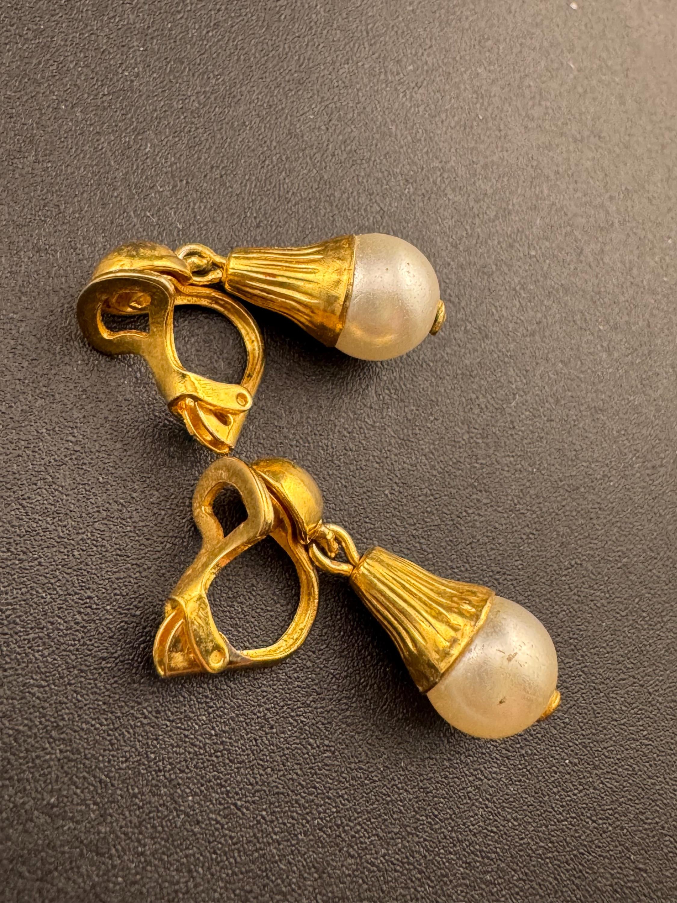 vintage gold tone cream faux pearl round ball drop earrings Clip on 2cm