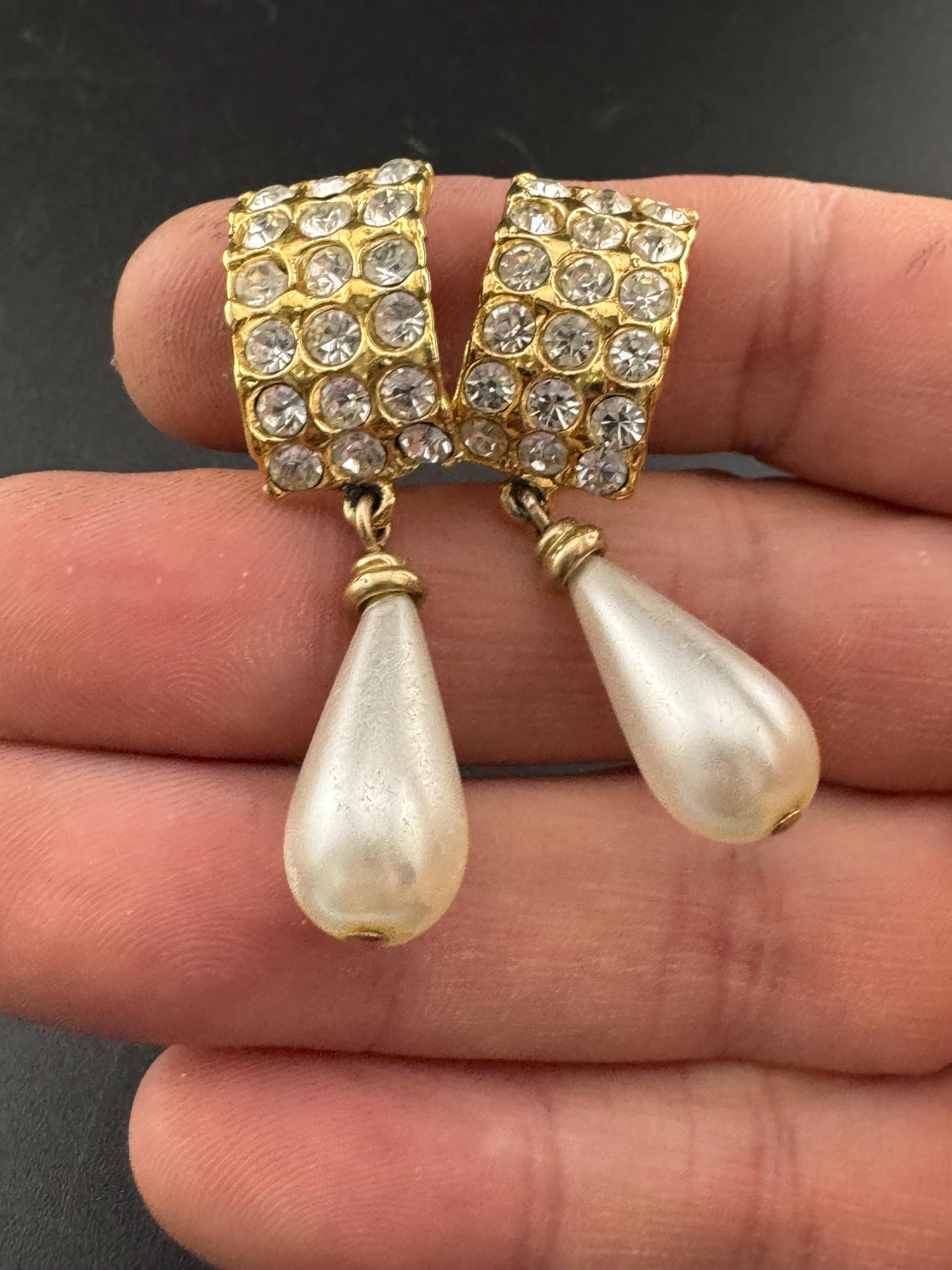 Vintage gold tone classic cream pearl teardrop dangly dropper earrings set with clear rhinestones