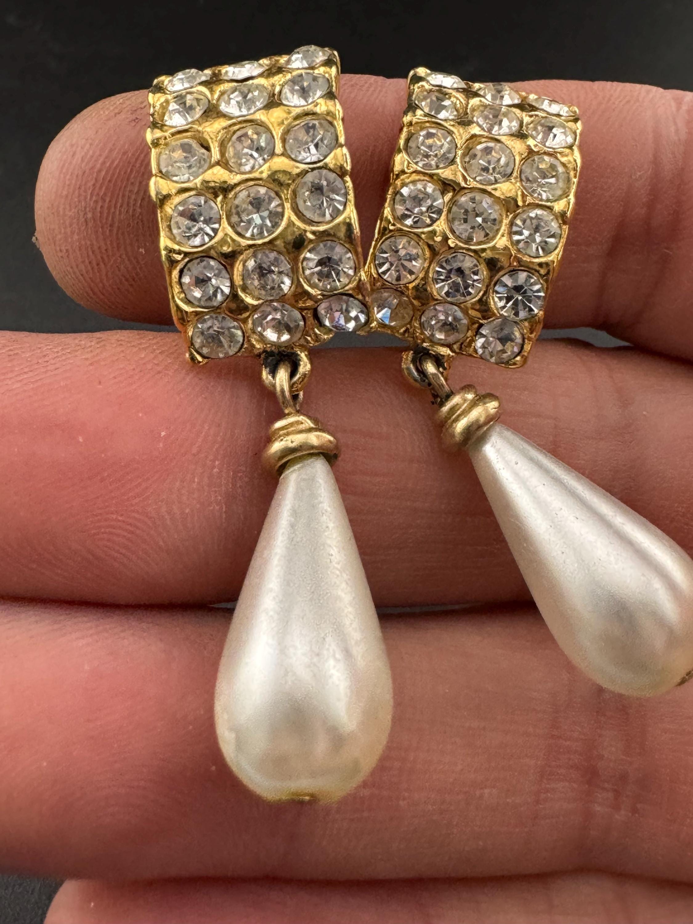 Vintage gold tone classic cream pearl teardrop dangly dropper earrings set with clear rhinestones