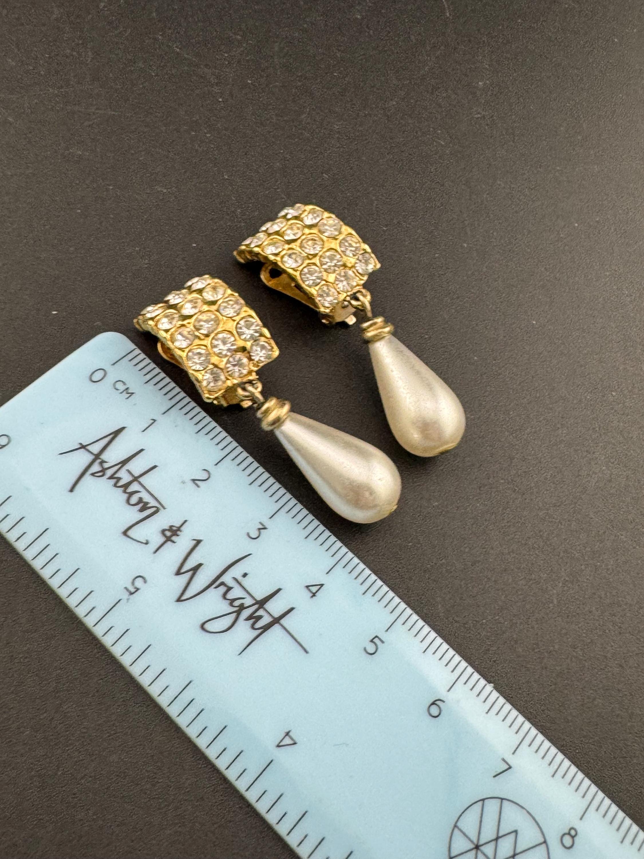 Vintage gold tone classic cream pearl teardrop dangly dropper earrings set with clear rhinestones
