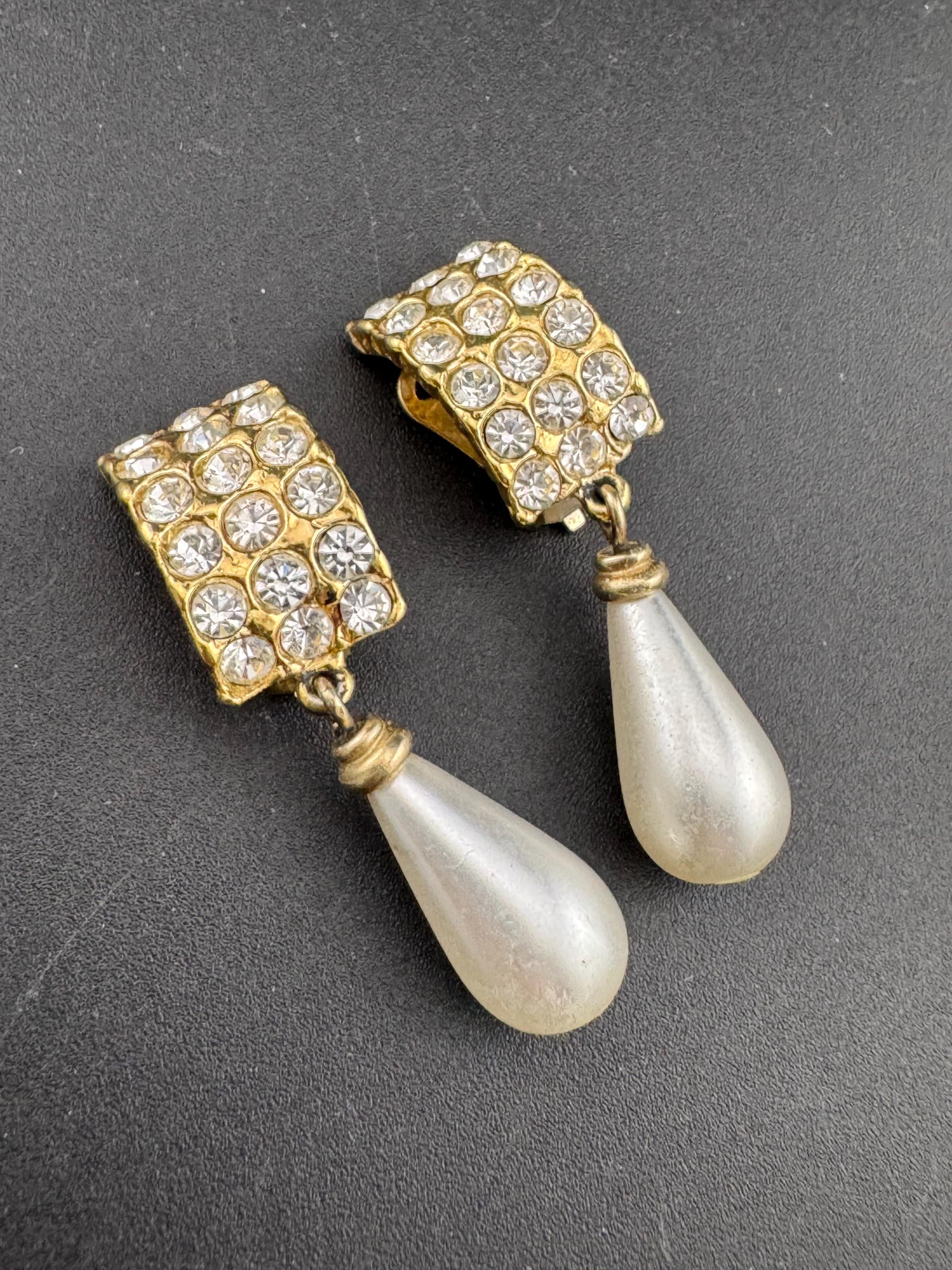 Vintage gold tone classic cream pearl teardrop dangly dropper earrings set with clear rhinestones