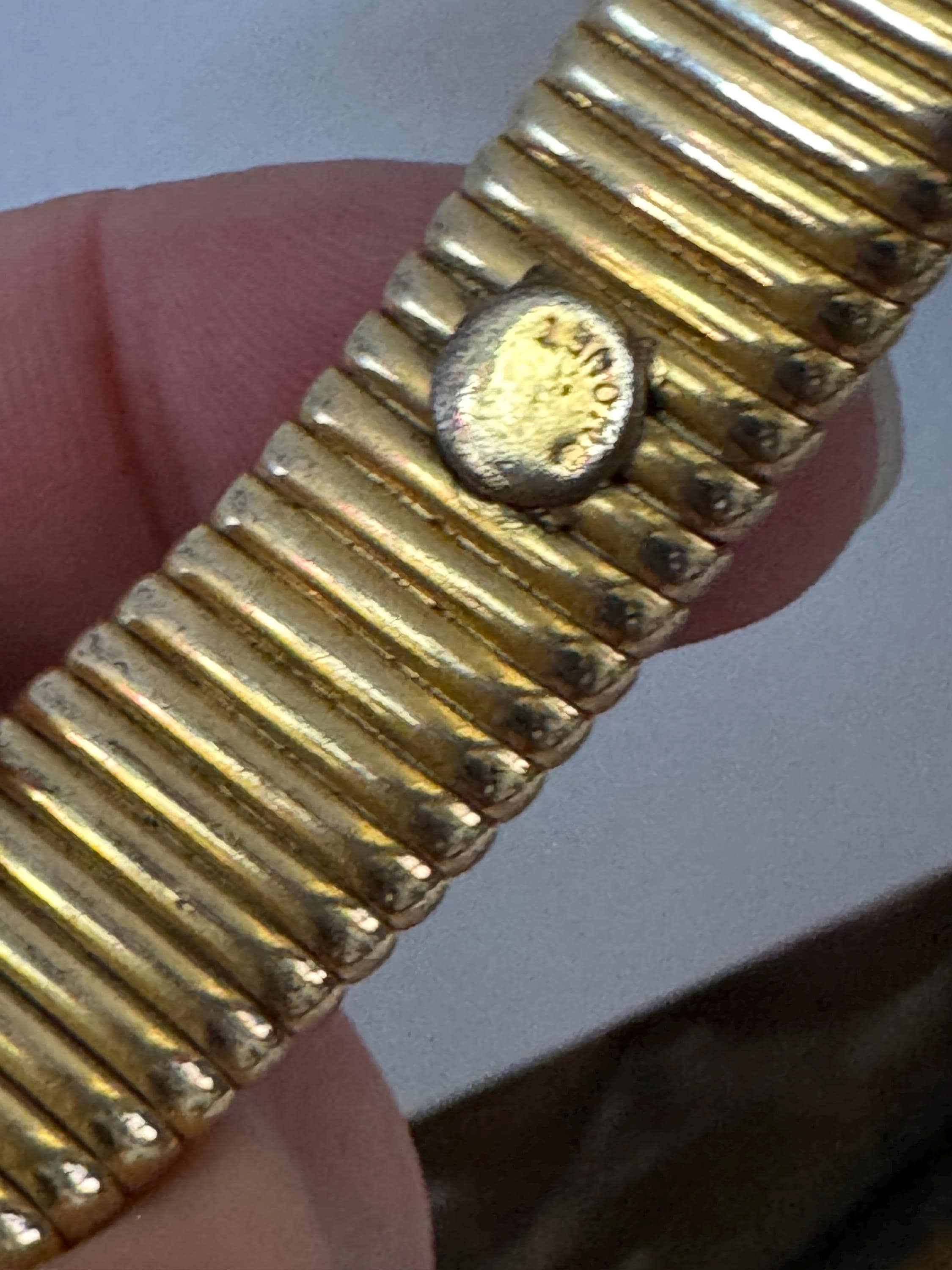designer MONET signed gold tone 1.5cm wide set plain omega stretch bangle bracelet 1980s 1990s