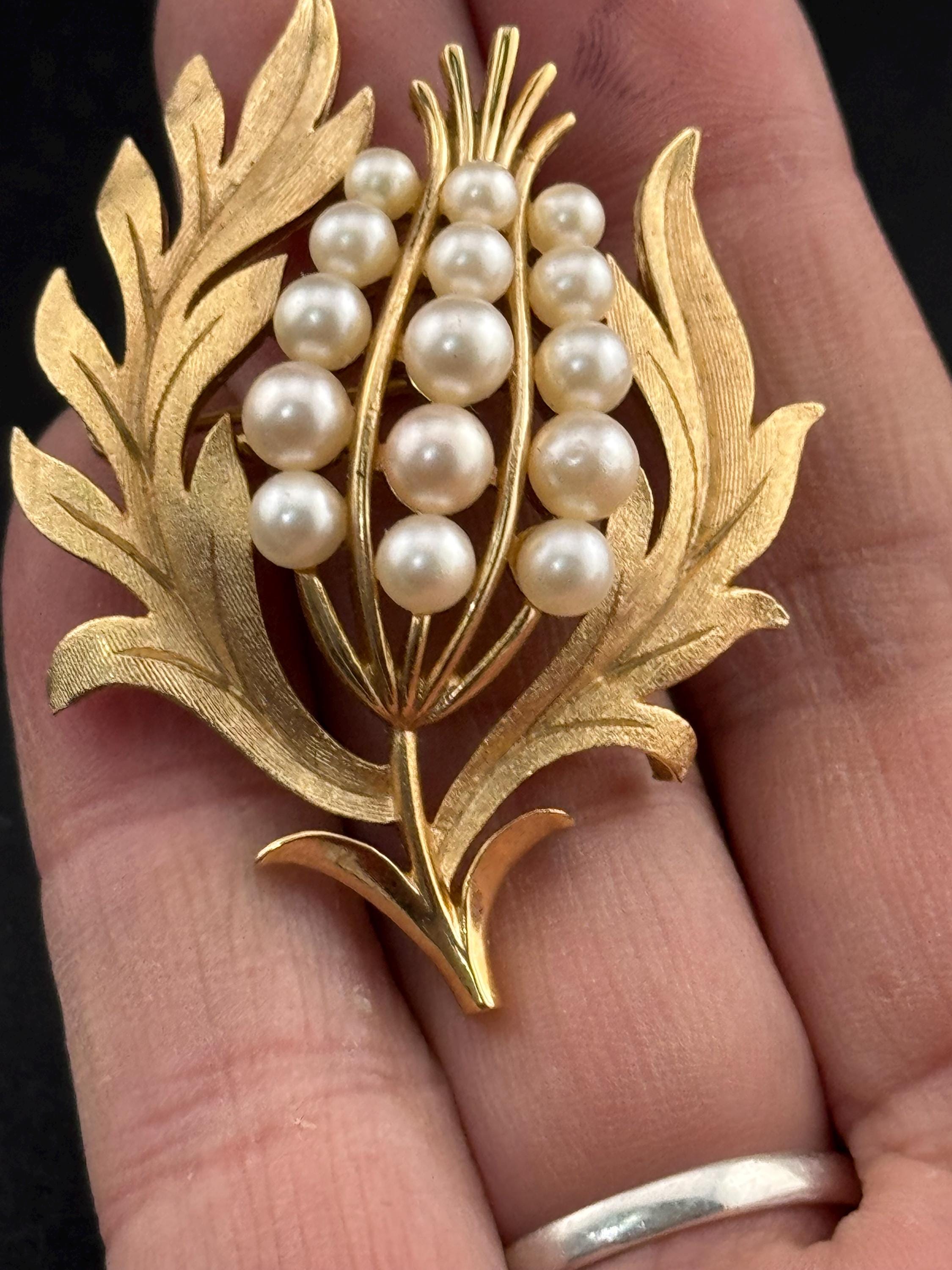 Vintage signed TRIFARI 5.5cm stylised faux pearl floral thistle brooch gold tone