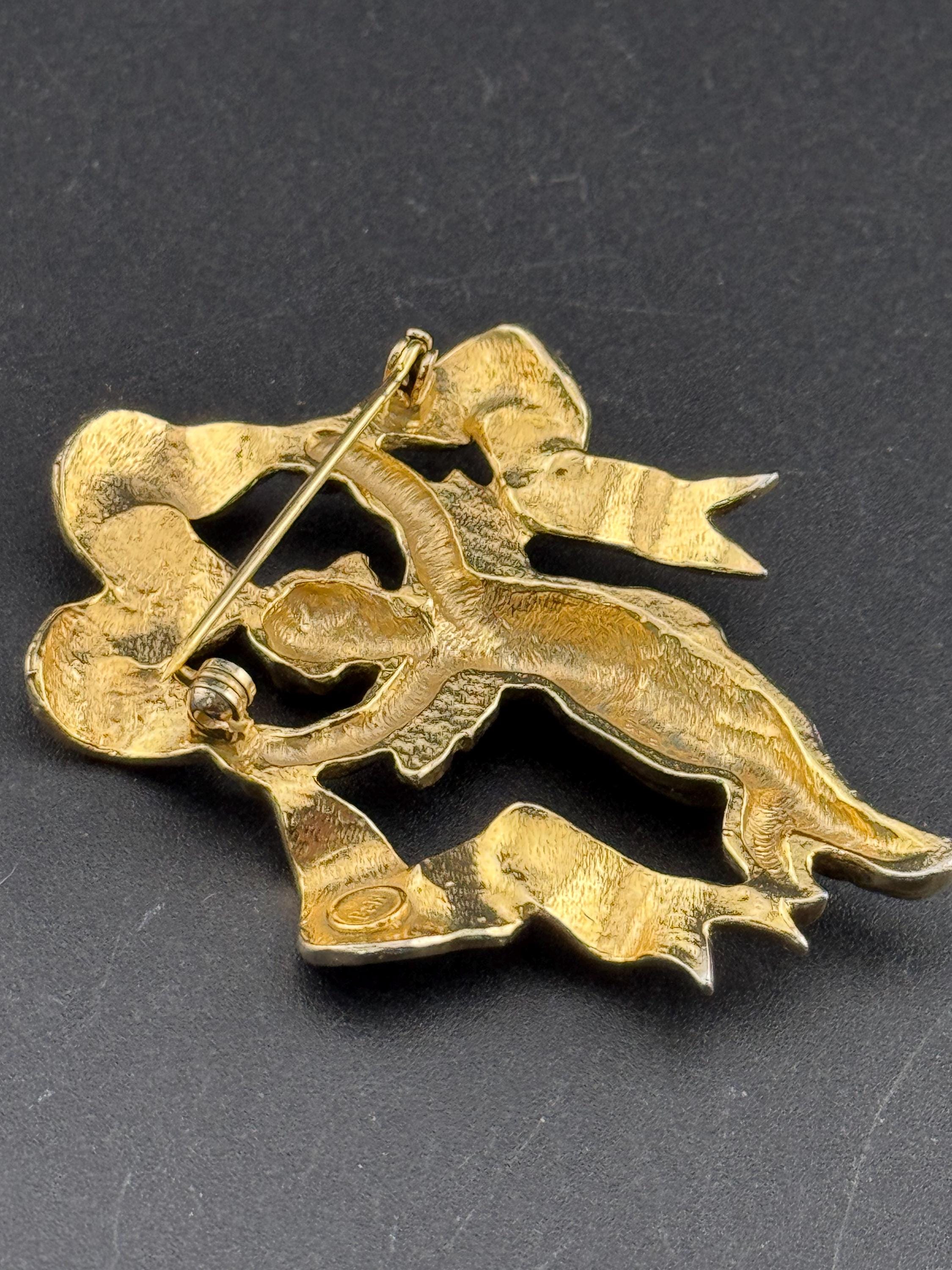 6cm Signed Butler and Wilson gold tone classical cherubs and ribbons brooch, Heavy plating and beautiful quality