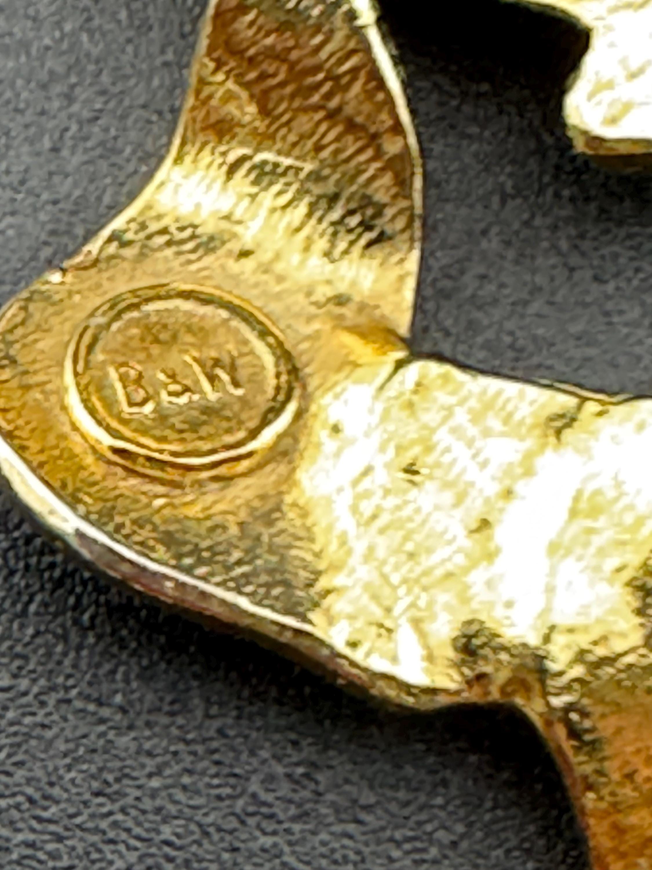 6cm Signed Butler and Wilson gold tone classical cherubs and ribbons brooch, Heavy plating and beautiful quality