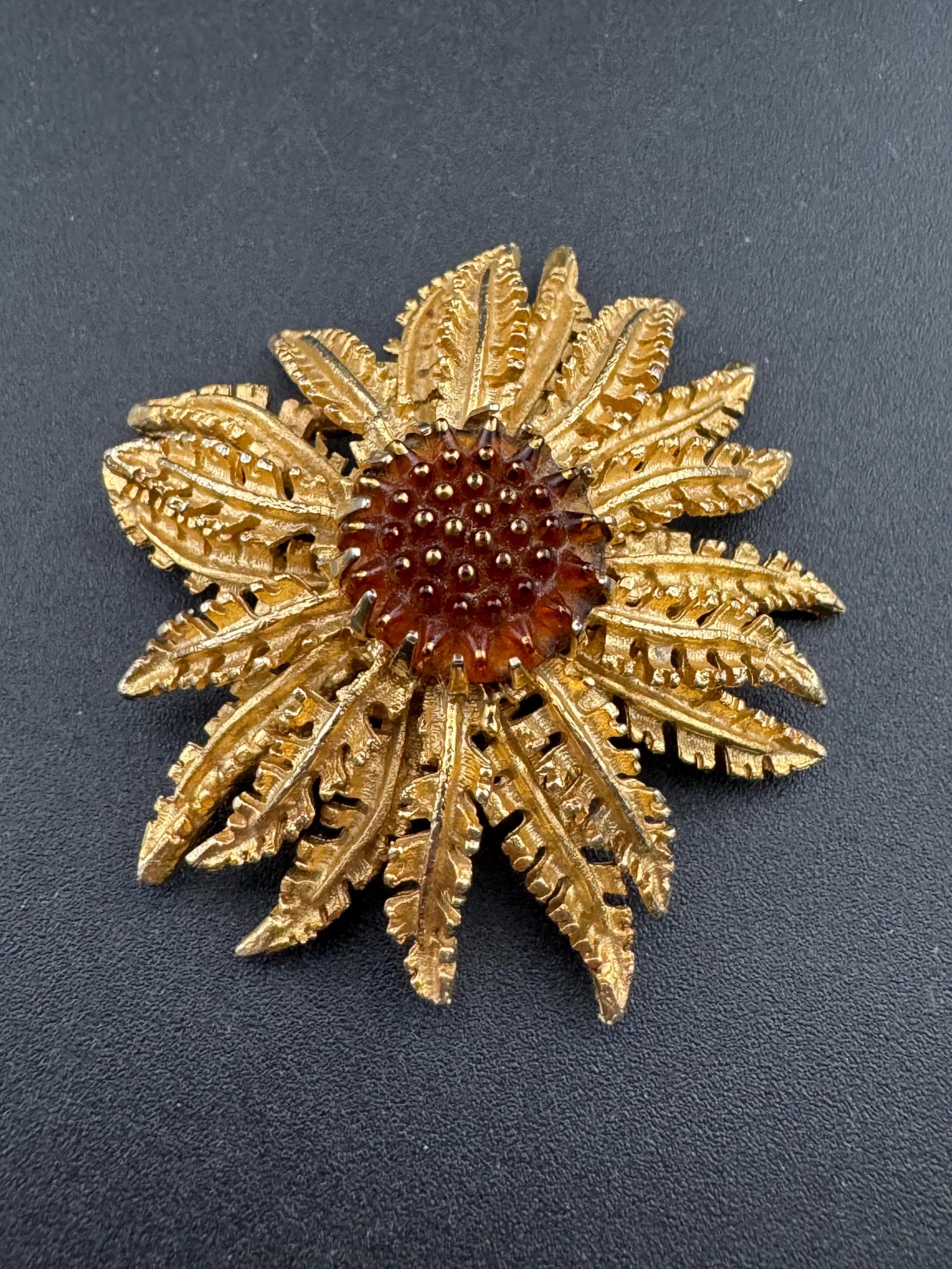 Signed Sarah Coventry Large 5cm gold tone floral brooch with topaz brown glass