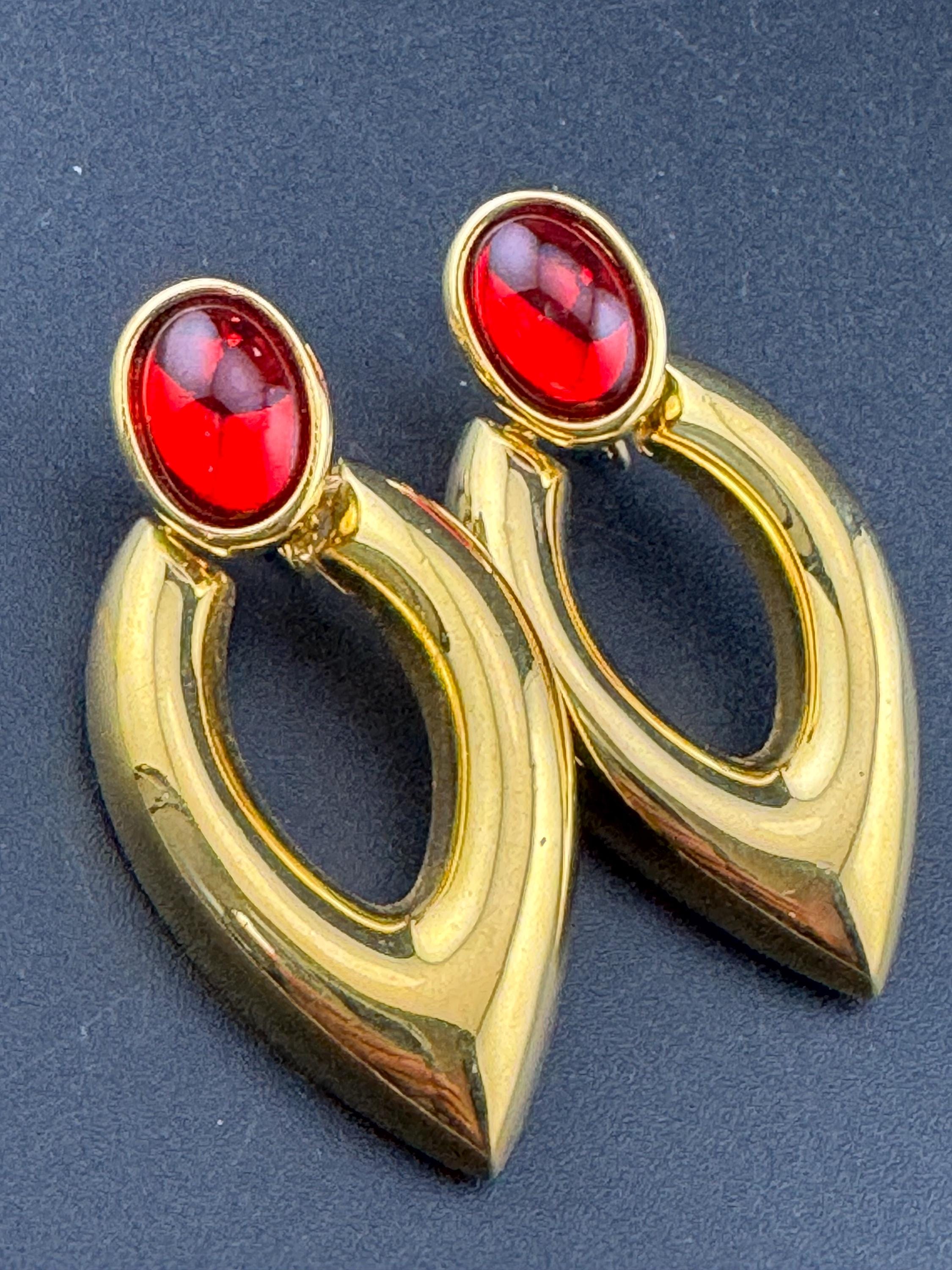 Signed Napier vintage 1980s Gold tone ruby red cabochon large pair of classic door knocker dangly drop clip on earrings