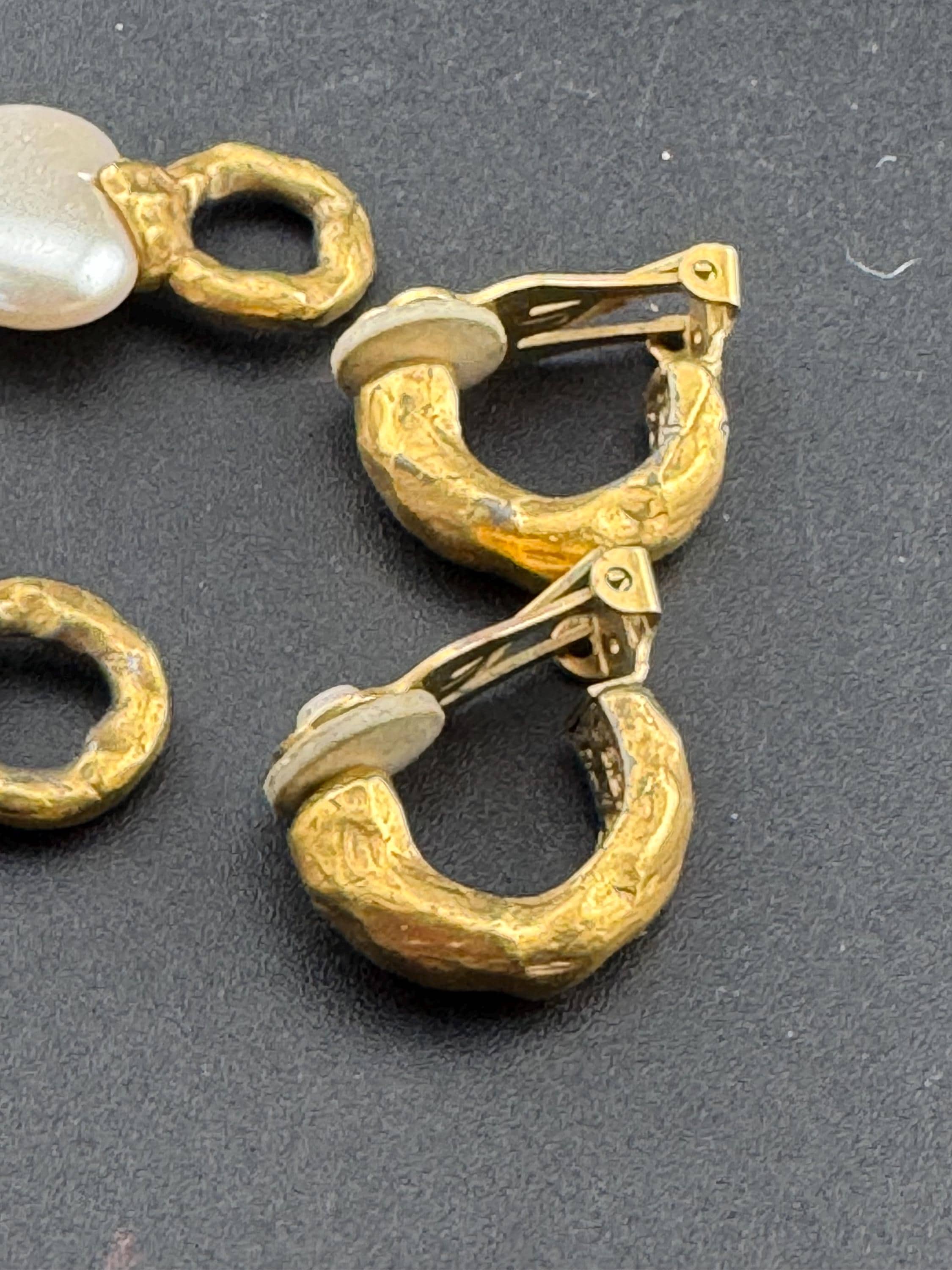 Signed AGATHA PARIS Vintage versatile Gold tone hoop and faux pearl hearts clip on earrings