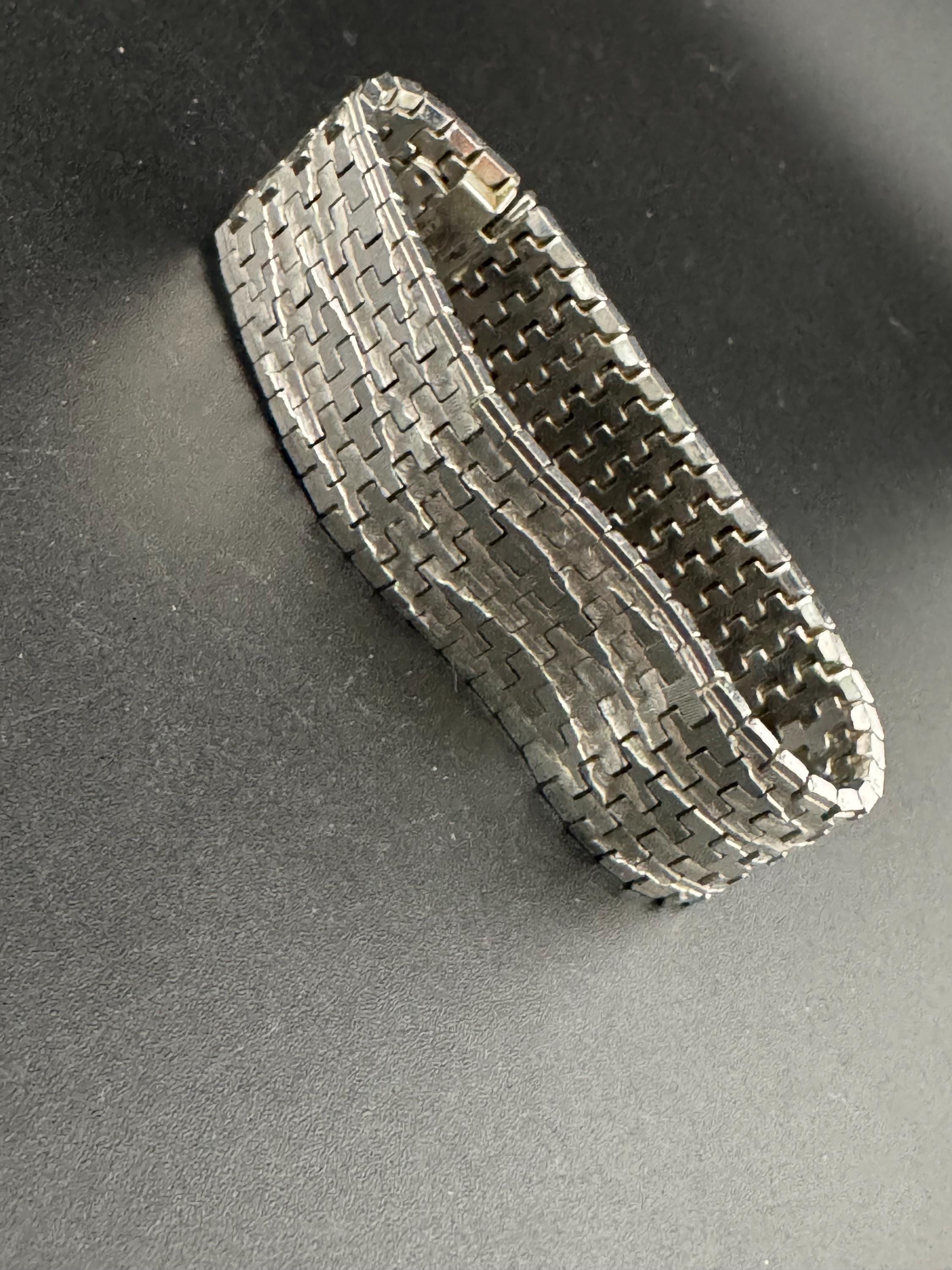 1970s Italian rhodium plated articulated textured modernist 22mm wide silver tone flat bracelet 19.5cm