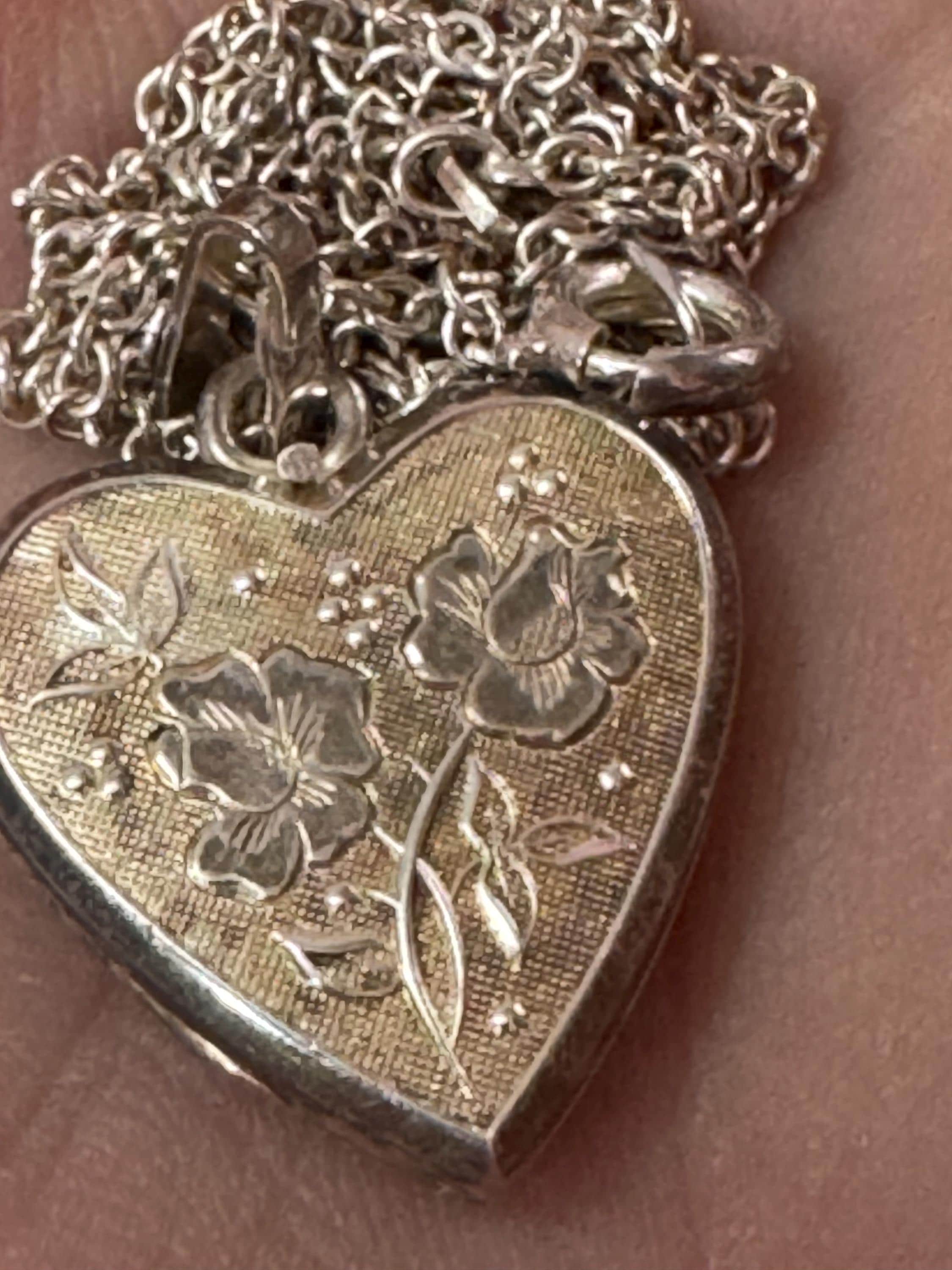 Vintage sterling silver etched heart photo locket on a 45cm fine 925 chain 7.2 grams