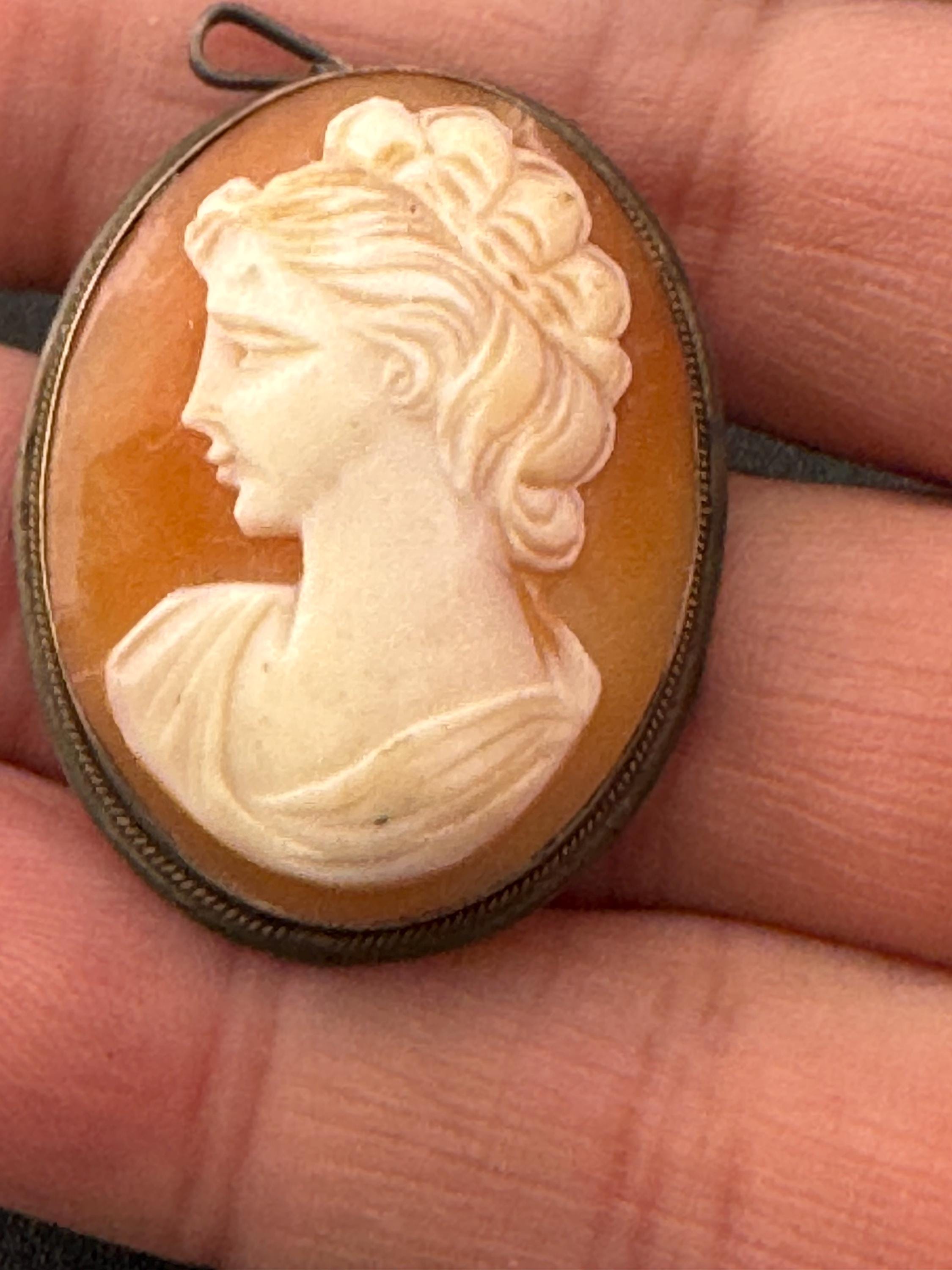 Antique Carved Cameo Brooch Pendant: Art Deco Silver Roll Clasp (3.5cm)