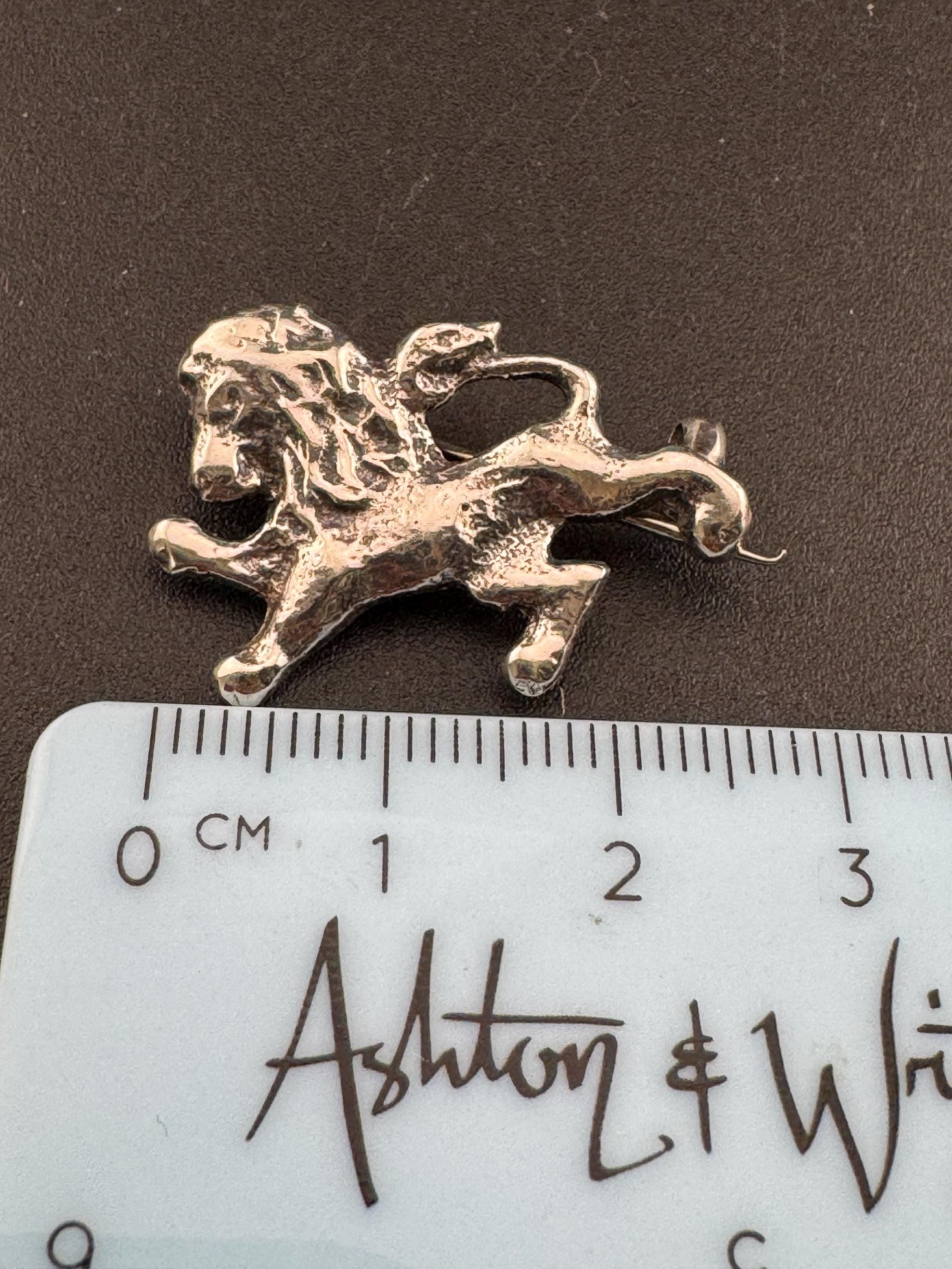 Vintage Small 3cm stamped Sterling rampant lion English brooch 3.8grams
