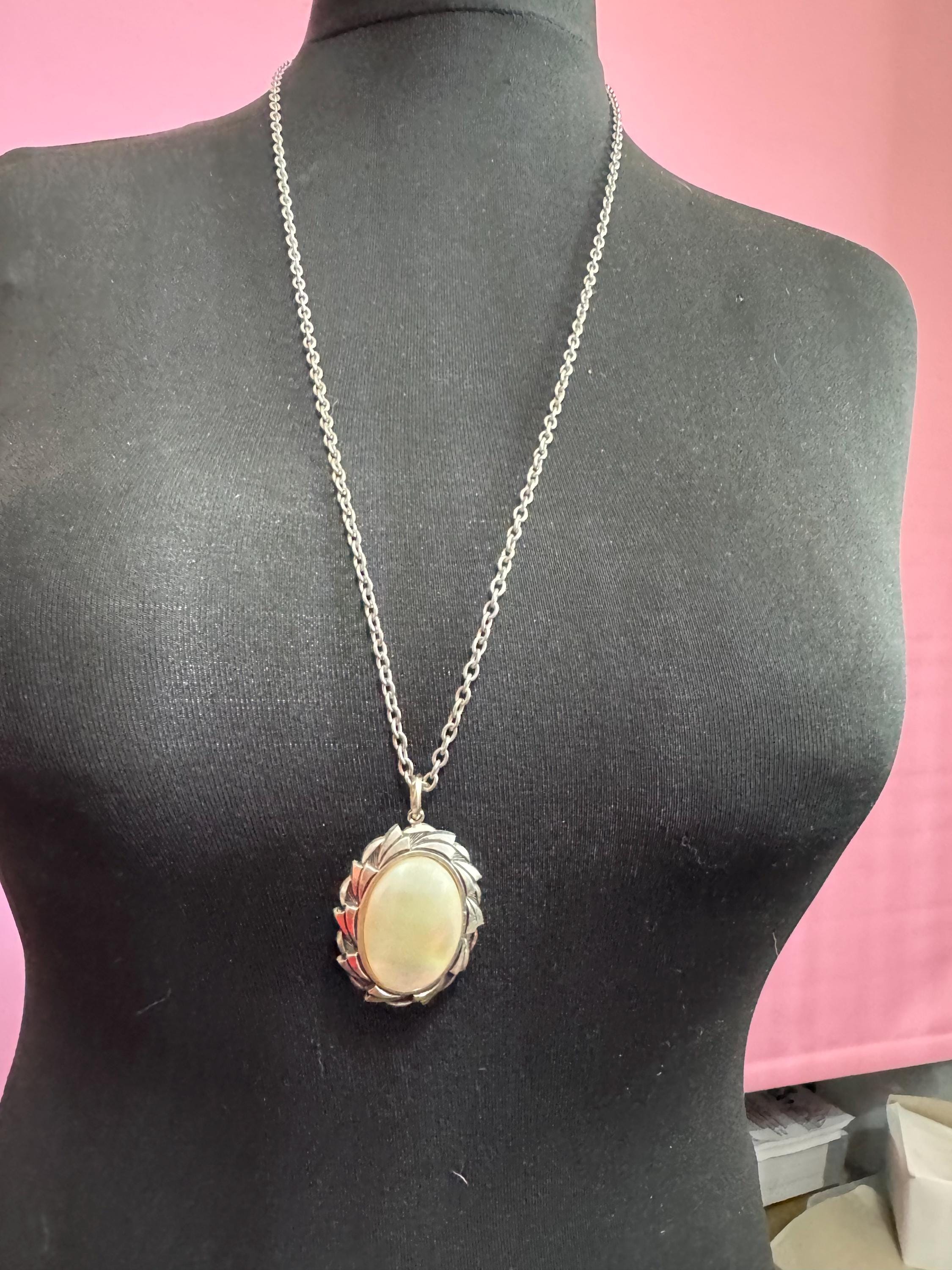 Vintage large silver tone oval pearl shell 1970s pendant necklace
