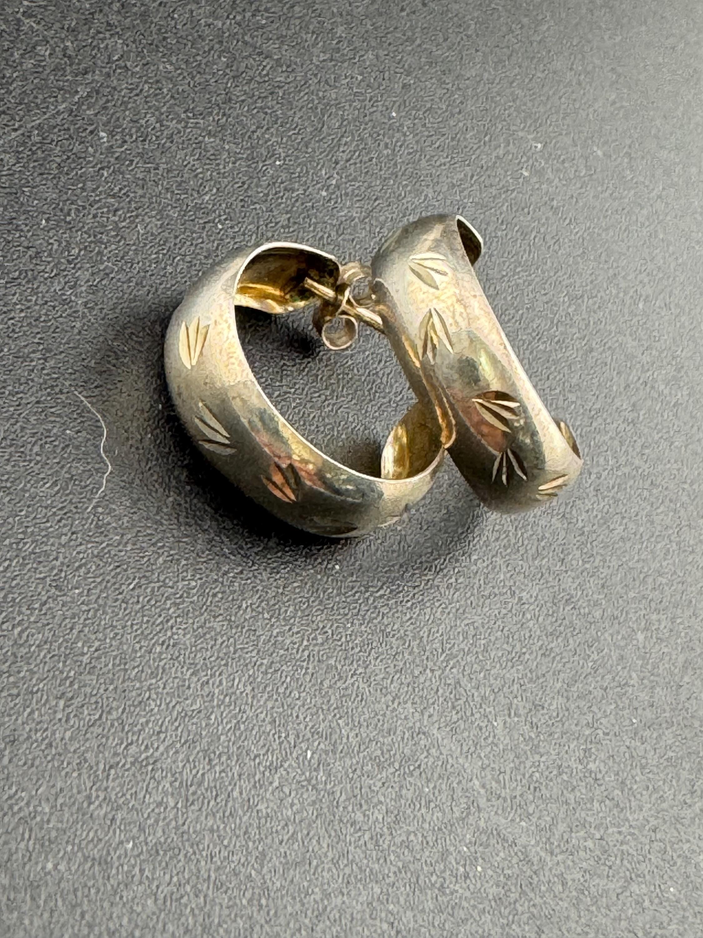 Vintage Small 1970s star etched 925 Sterling silver hoop earrings 1.5 gram  18mm wide