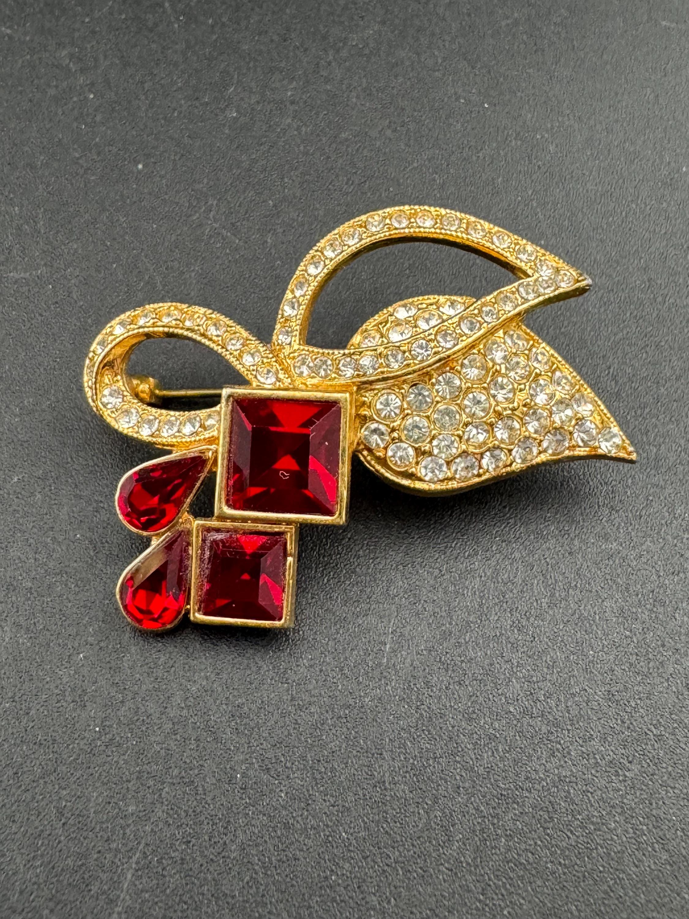 Vintage ruby red square glass rhinestone 3.5cm gold tone abstract floral brooch 1970s