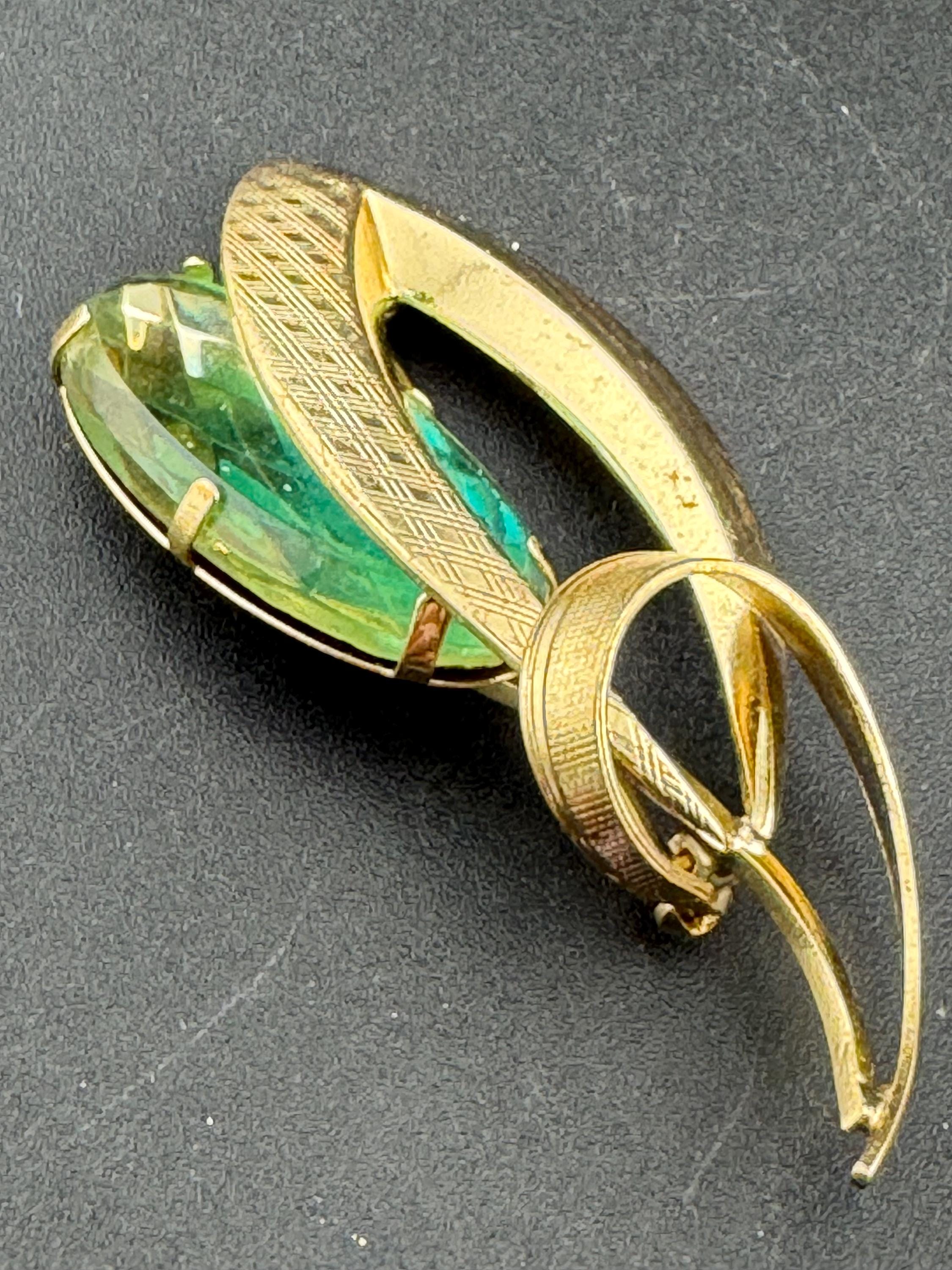 Vintage Mid Century pretty floral gold tone green rhinestone flower brooch 1940s 1950s