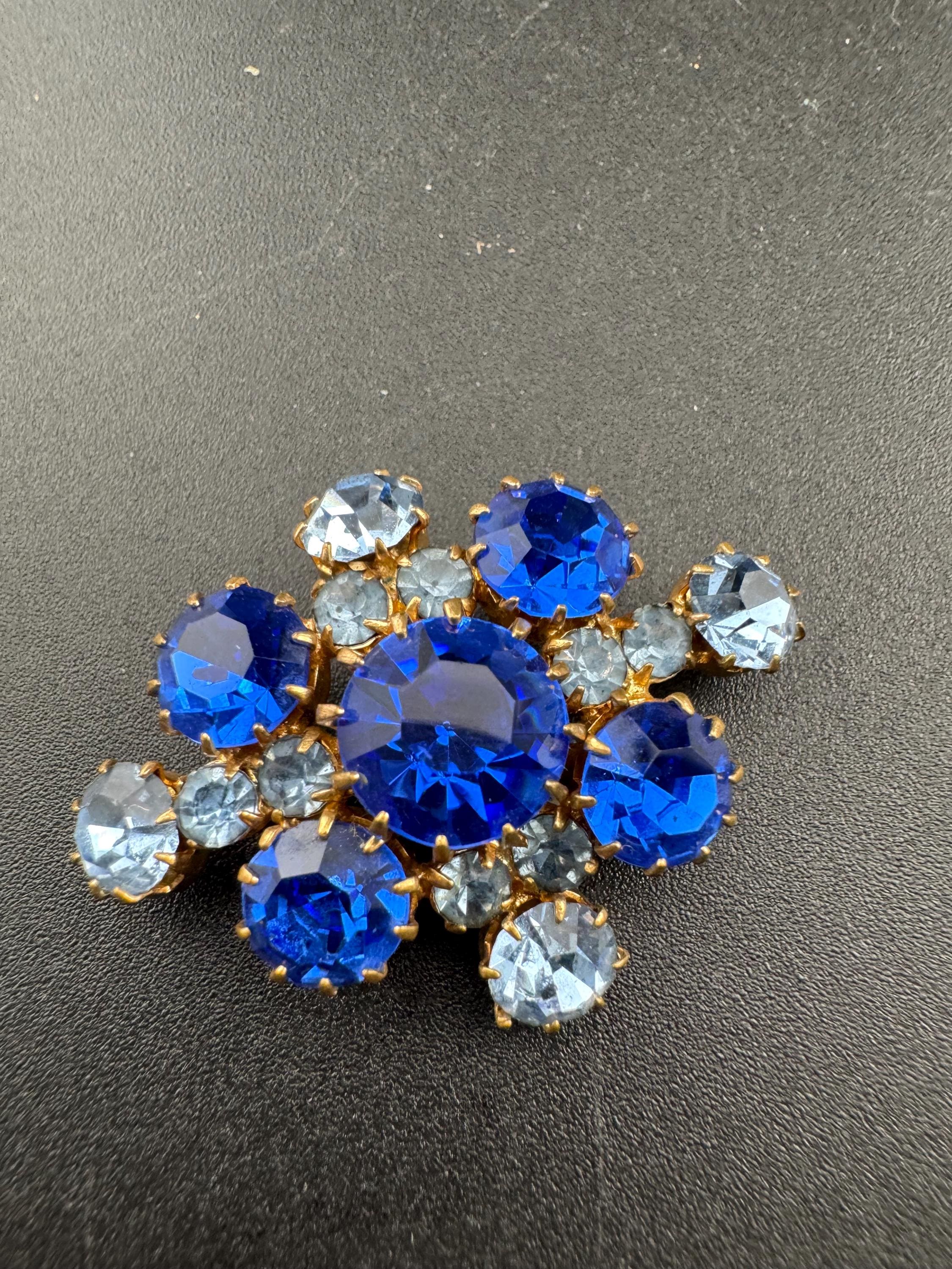 Large Vintage light and bright blue Sapphire diamanté gold tone Brooch