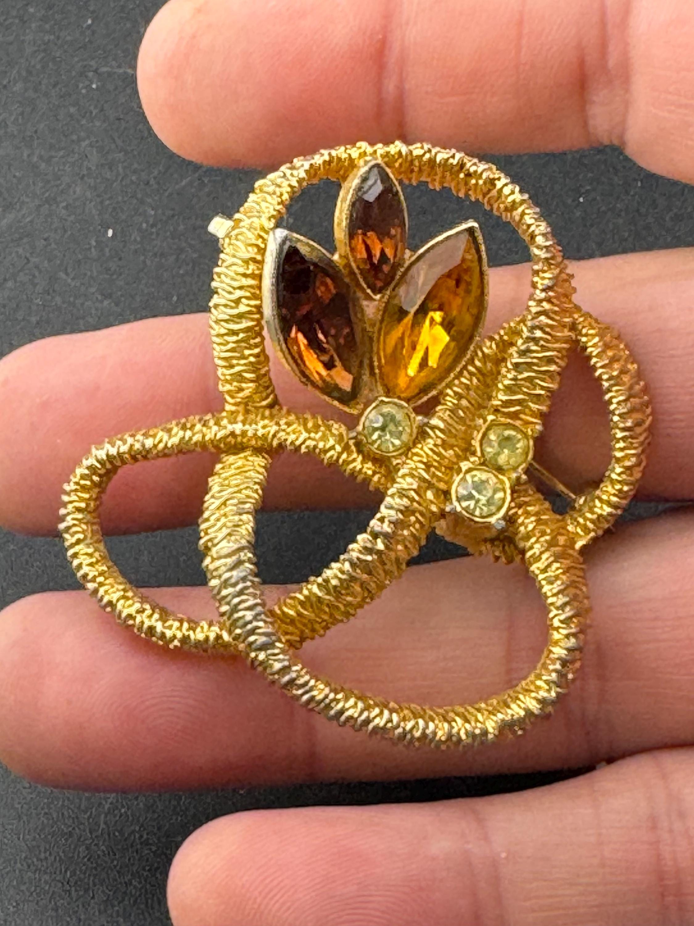 Large 6cm vintage modernist gold tone brown cognac and amber glass abstract brooch