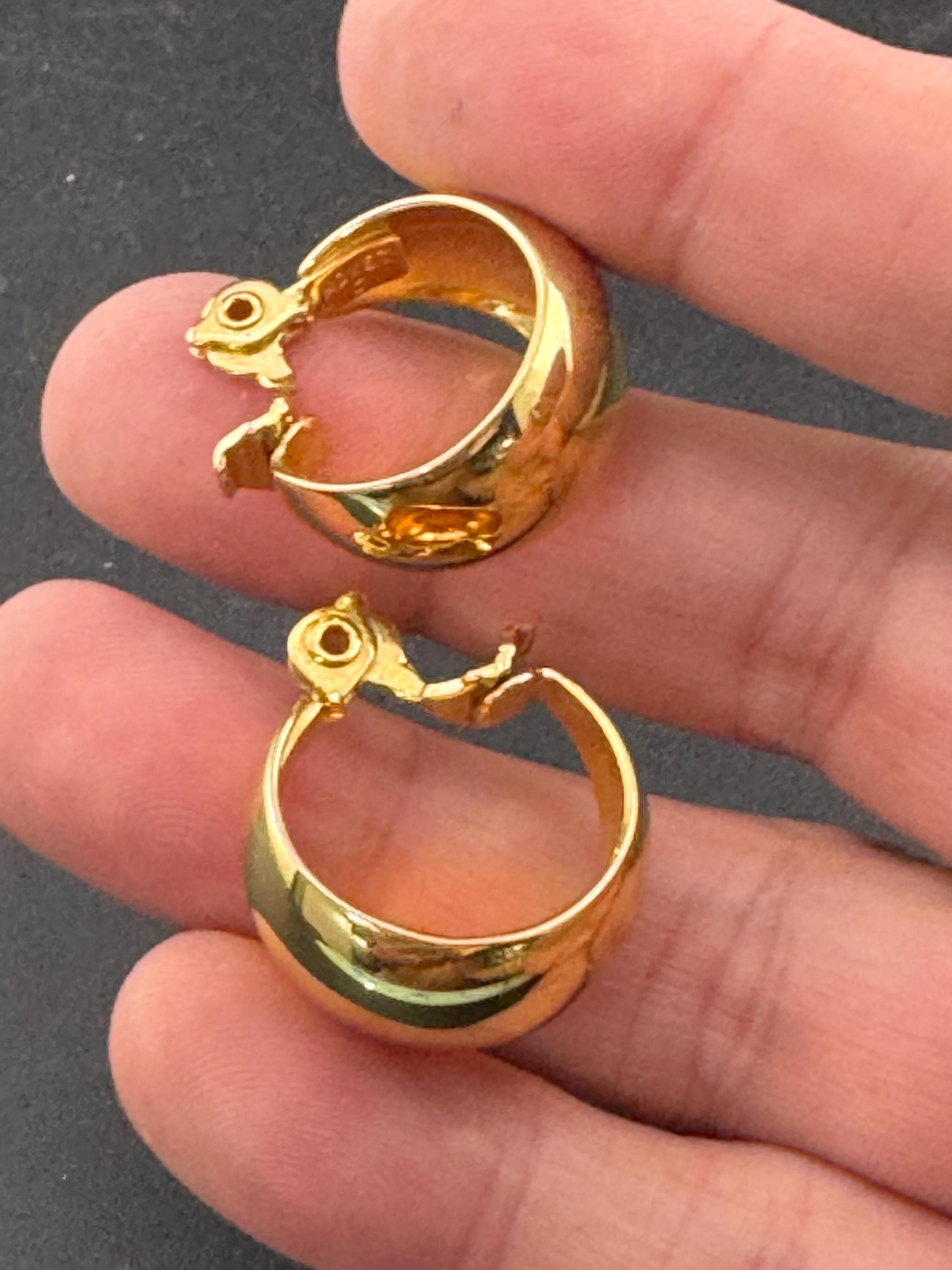 Signed MONET Vintage High End Gold tone 2cm round wide Hoop clip on drop earrings
