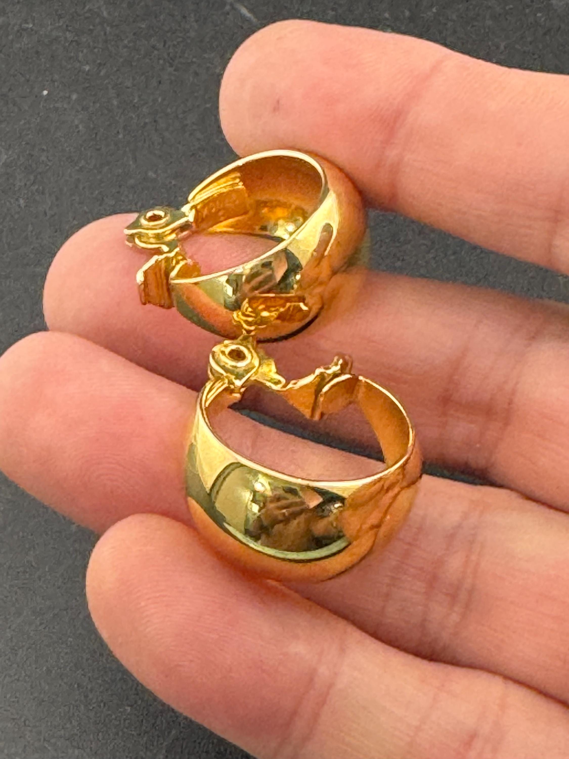 Signed MONET Vintage High End Gold tone 2cm round wide Hoop clip on drop earrings