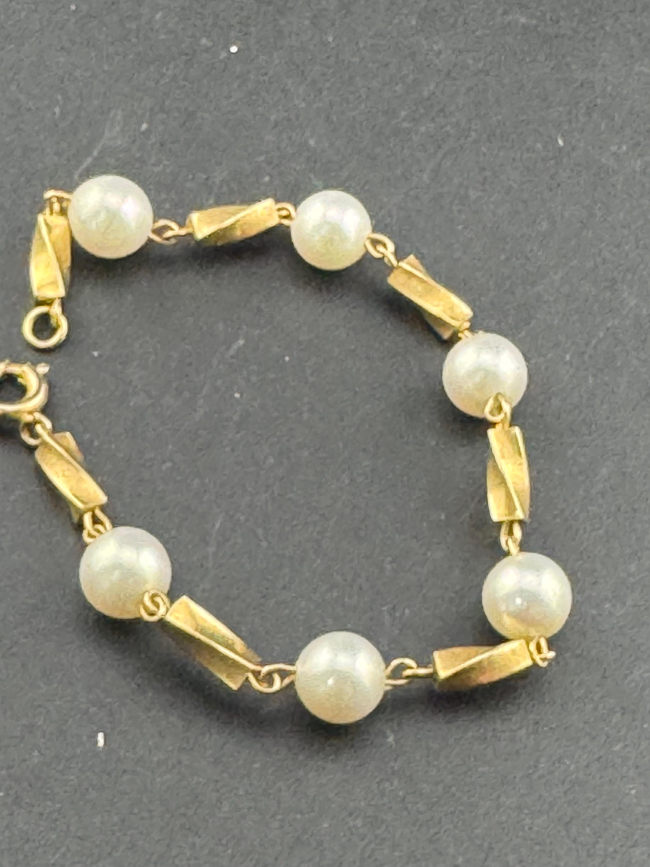 Retro 1980s Faux Pearl single Strand beaded bracelet gold tone spring ring clasp