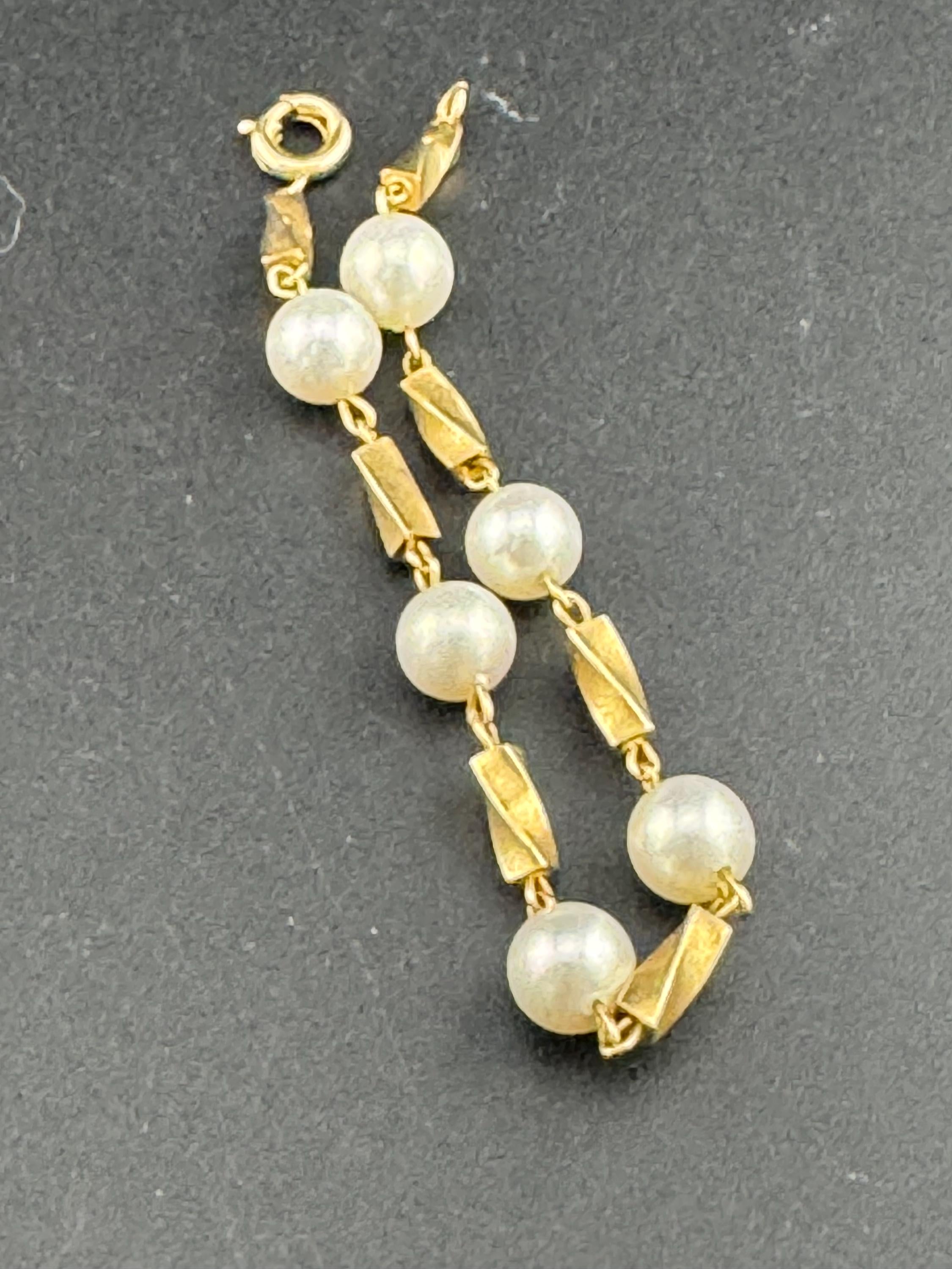 Retro 1980s Faux Pearl single Strand beaded bracelet gold tone spring ring clasp