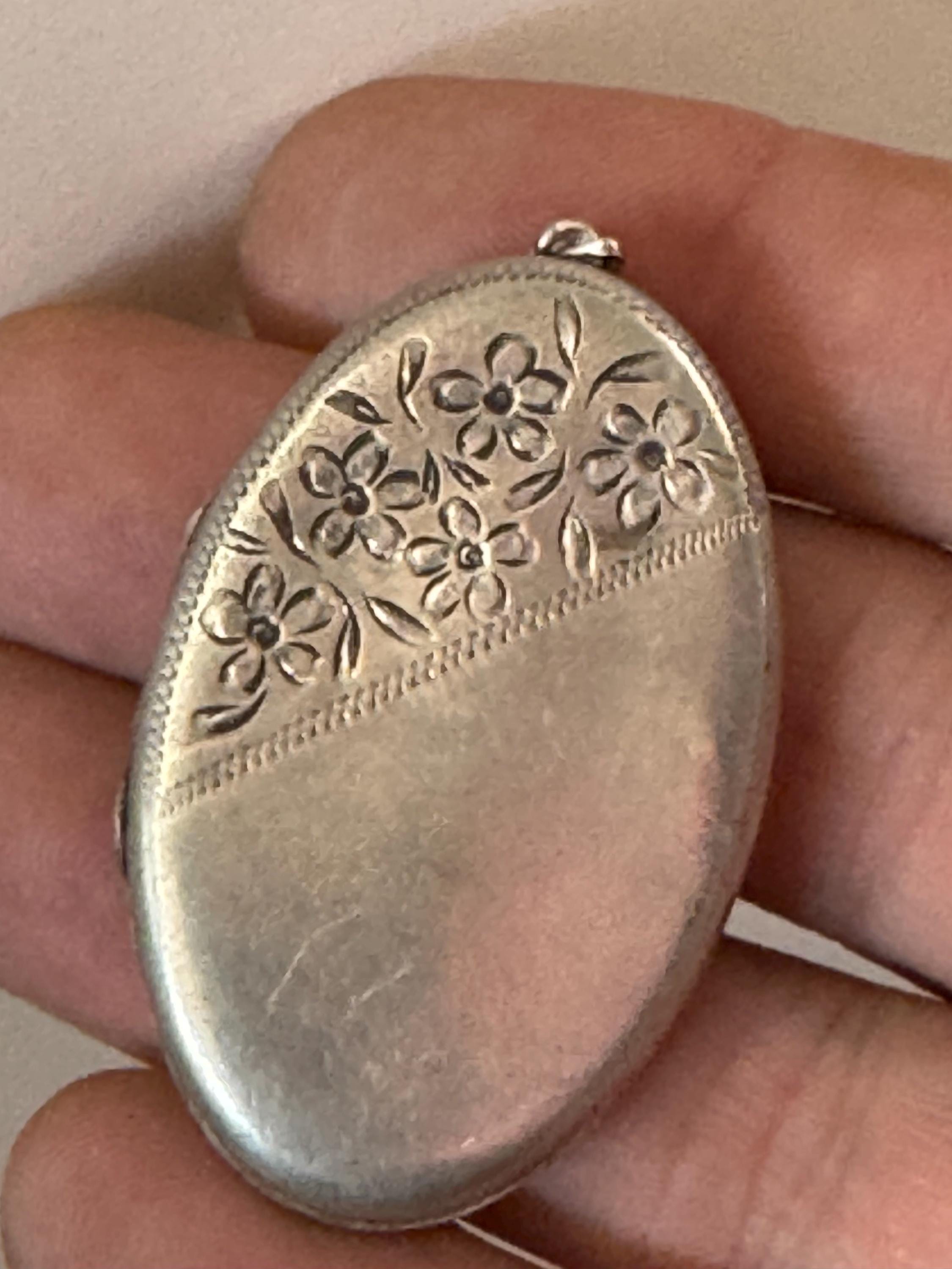 Vintage large photo Locket with engraved floral design, memorial keepsake stamp faded 12.1 grams