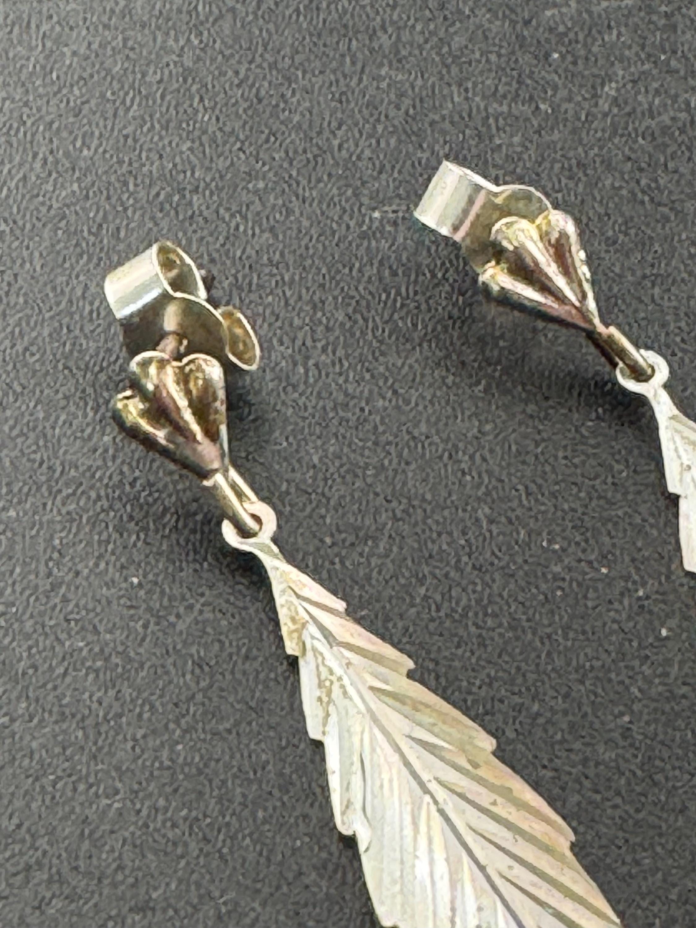 Vintage lightweight Sterling silver long leaf pierced drop earrings 925