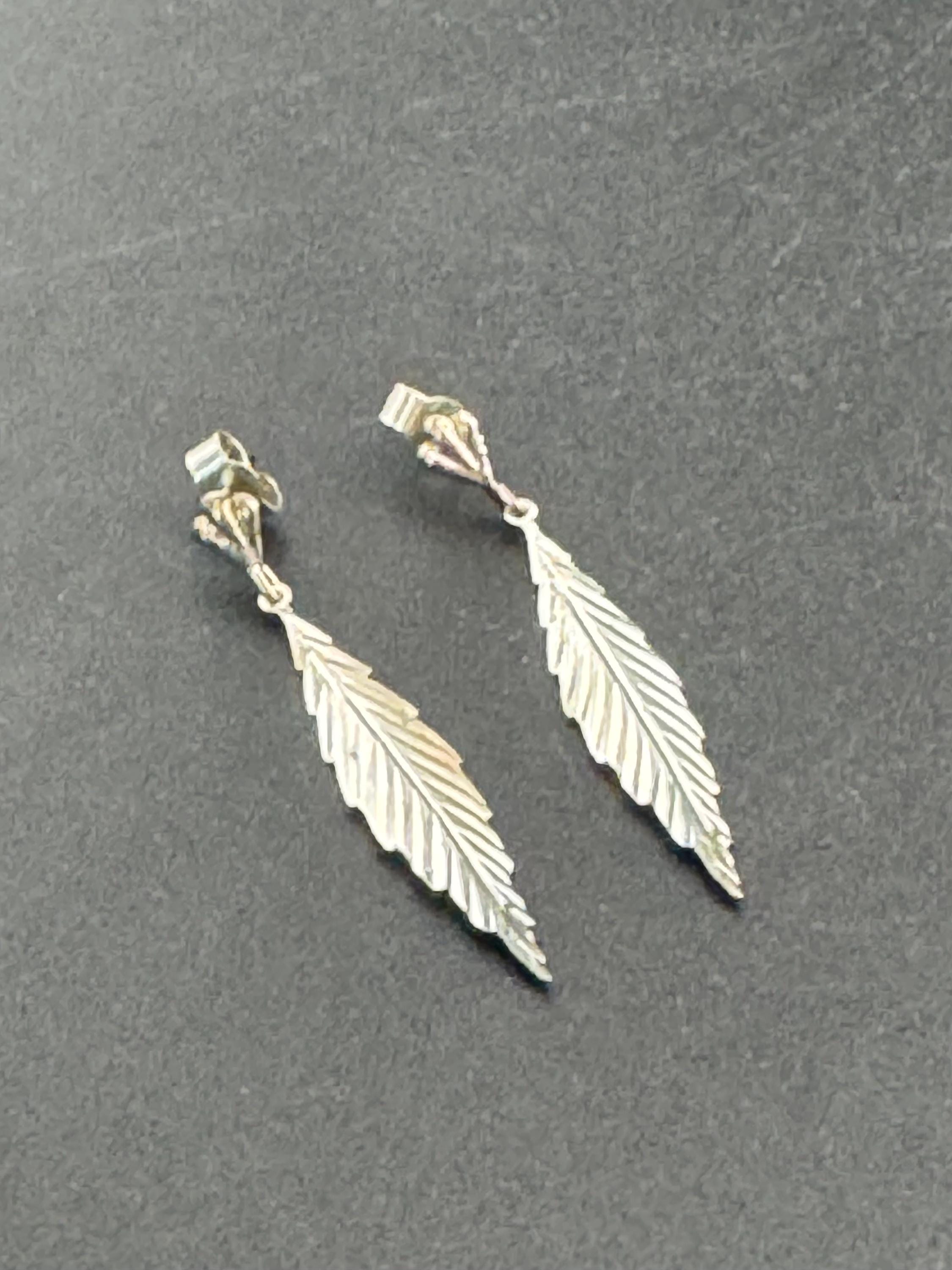 Vintage lightweight Sterling silver long leaf pierced drop earrings 925