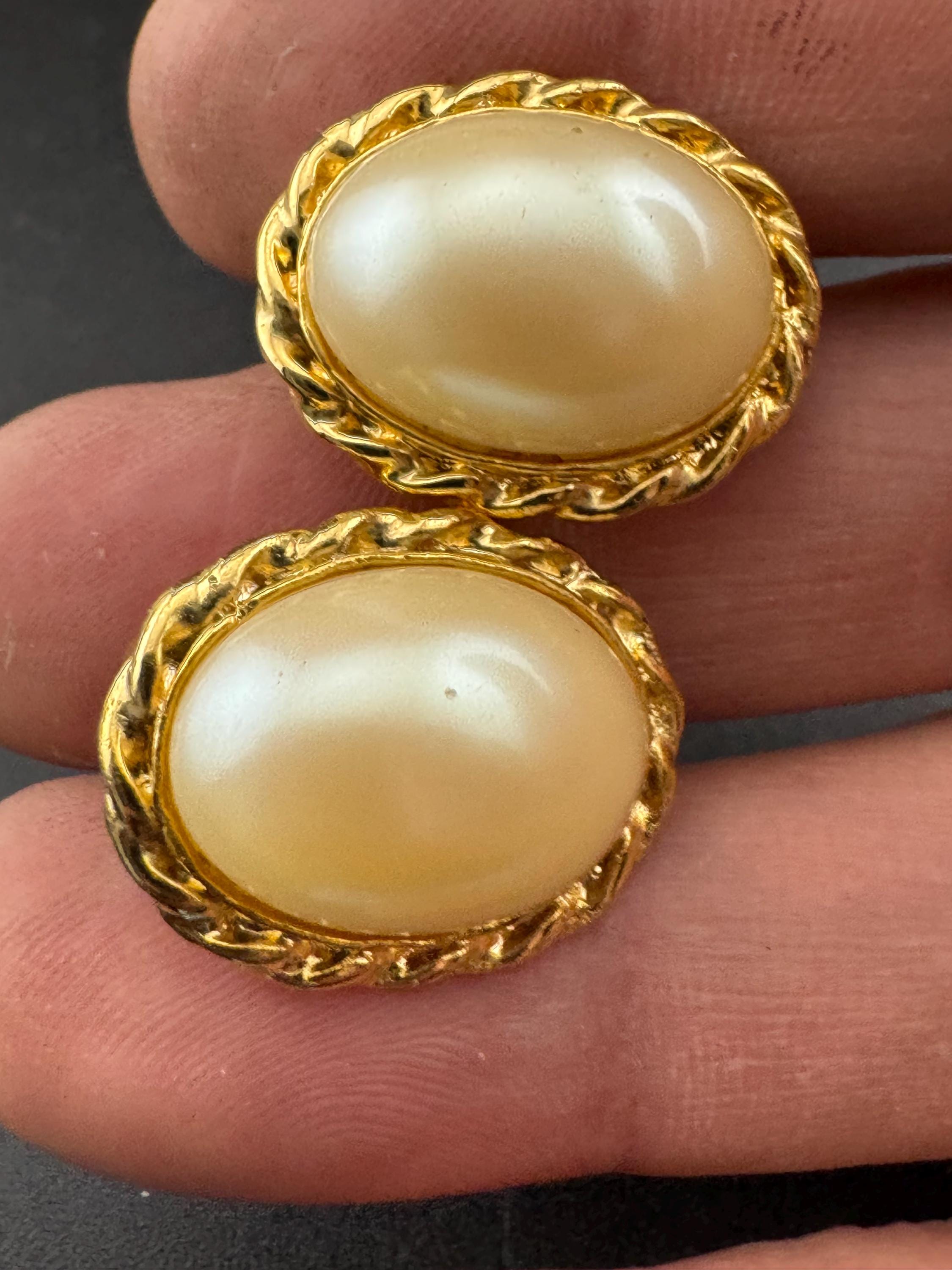 Vintage oval faux Pearl cabochon gold tone clip on earrings 2cm