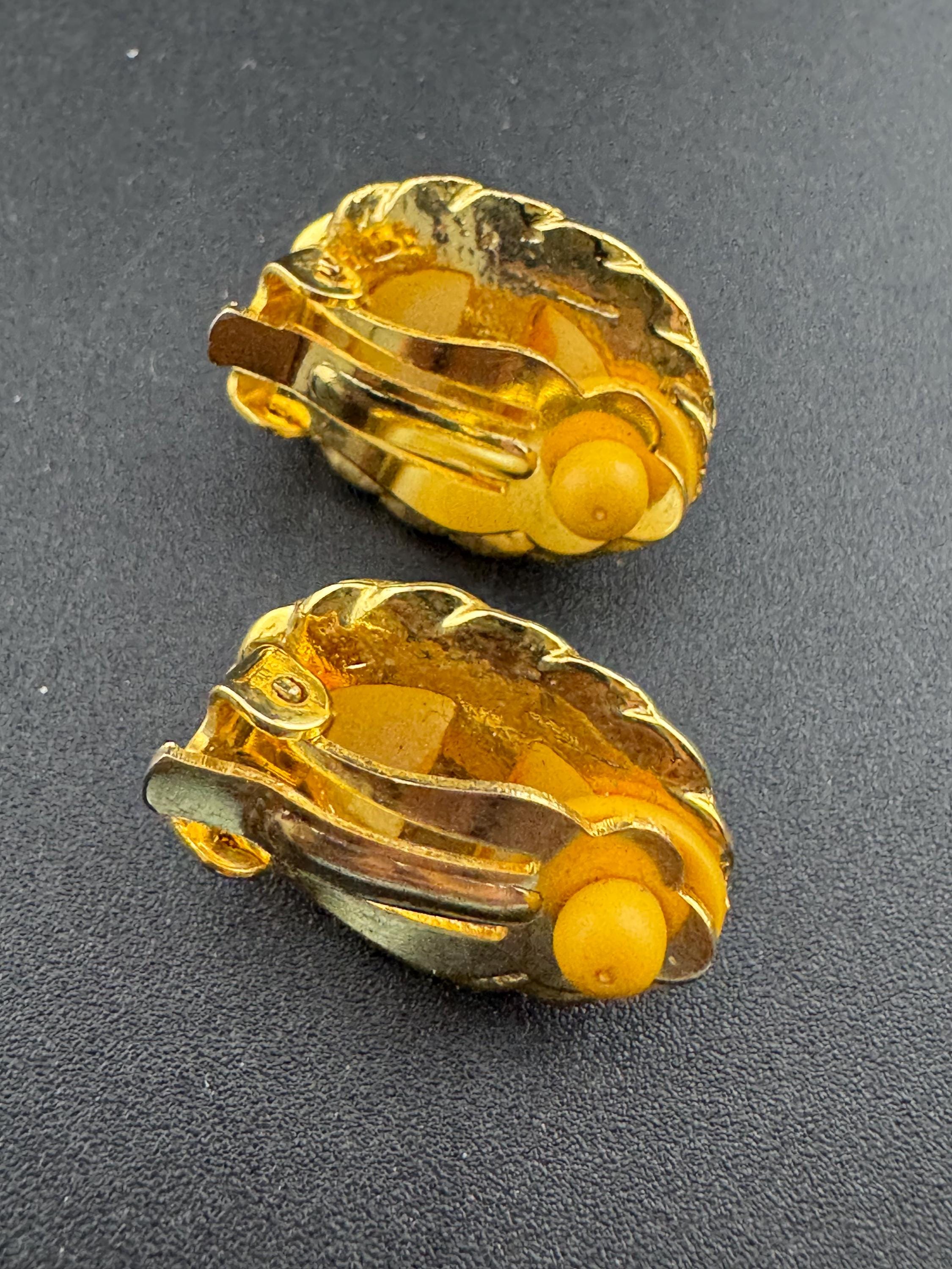 Vintage oval faux Pearl cabochon gold tone clip on earrings 2cm